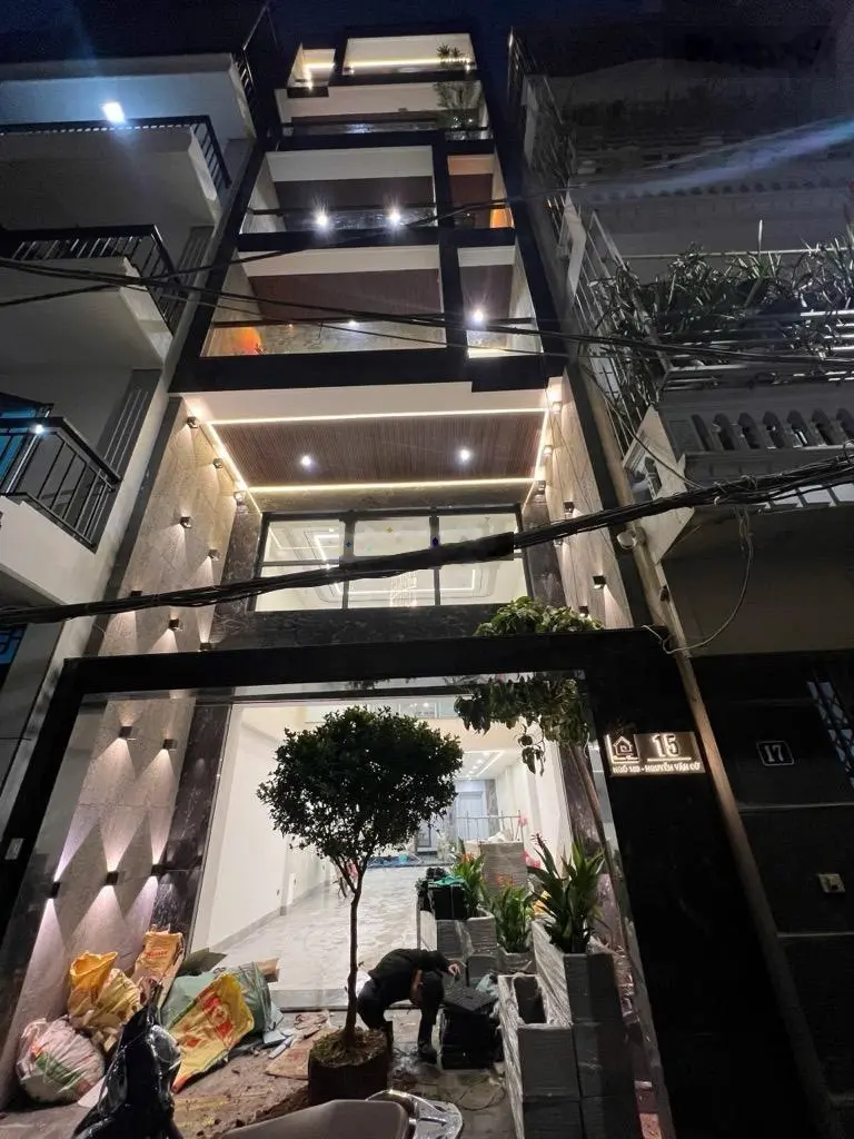 Cực hiếm - nhà 8 tầng thang máy - full nội thất 5 sao - đường ô tô siêu phẩm nguyễn văn cừ