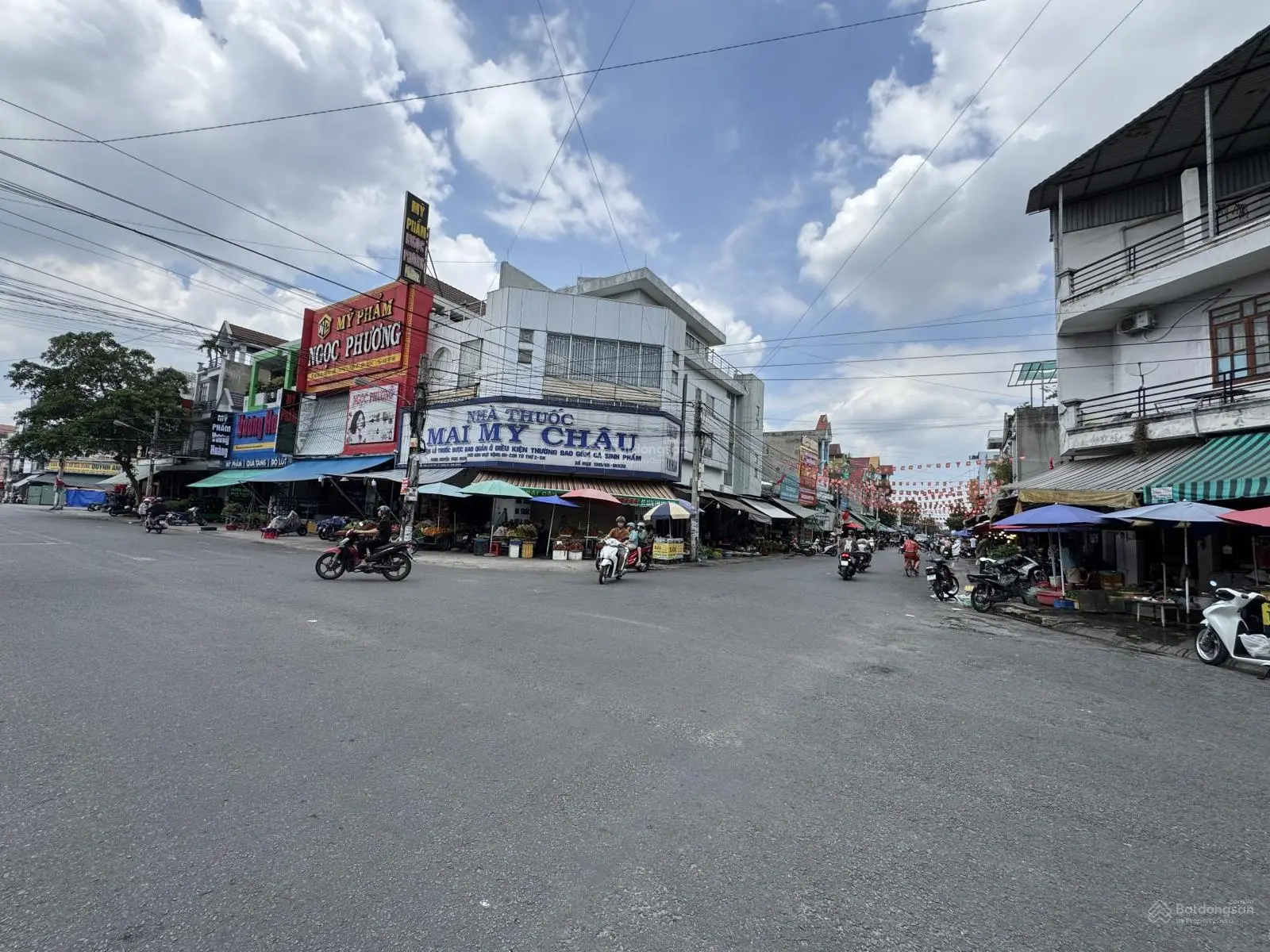 Rẻ ngang giá đất trống. Bán gấp mặt bằng kinh doanh đường chính D1 kế chợ Vietsing