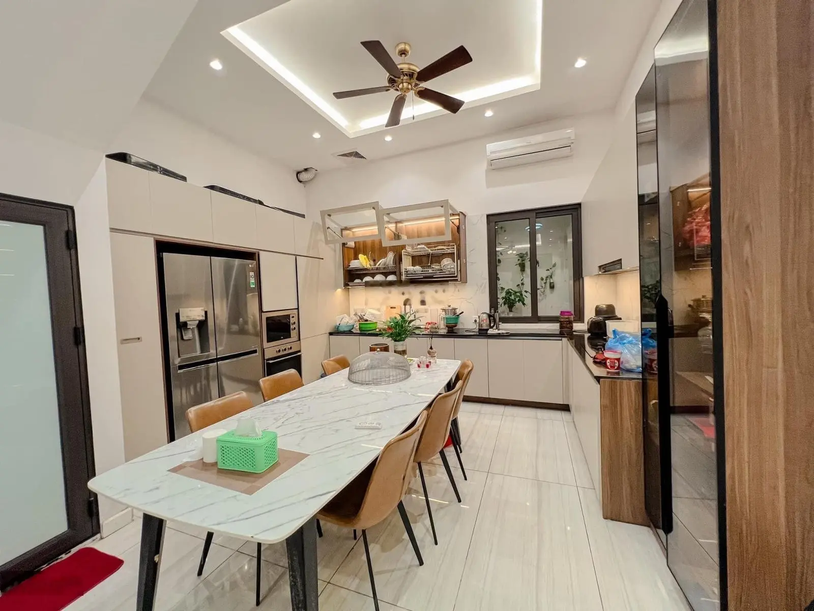 Nhanh! Phân lô Trần Quốc Hoàn, gara, ô tô tránh, ở sướng, cho thuê hái ra tiền, 55m2*MT 5.5m