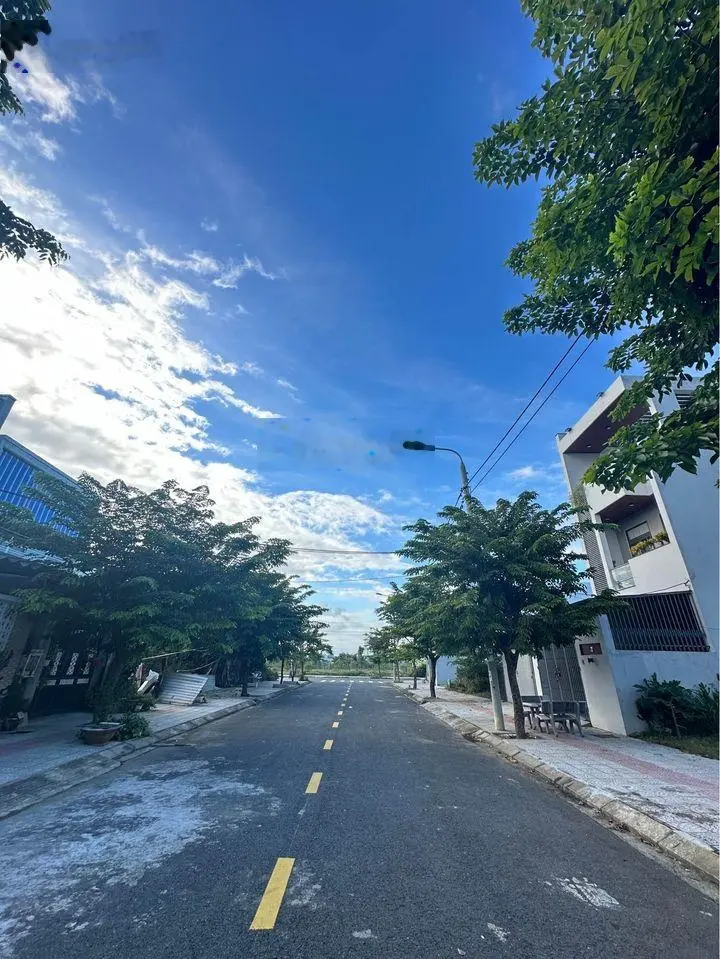 Cần bán nhanh lô đường thông Đặng Hồi Xuân, hướng Đông Nam, ngay sát góc ngã tư đường Quảng Nam