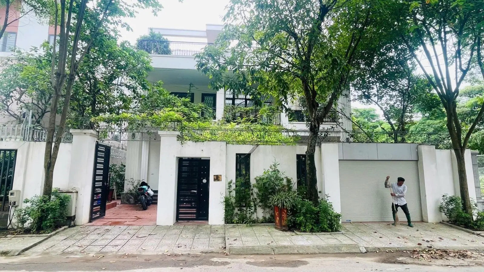 Chính chủ bán căn biệt thự 297 m2 thiết kế hiện đại, sổ đỏ sang tên chính chủ. Vay ngân hàng 70%