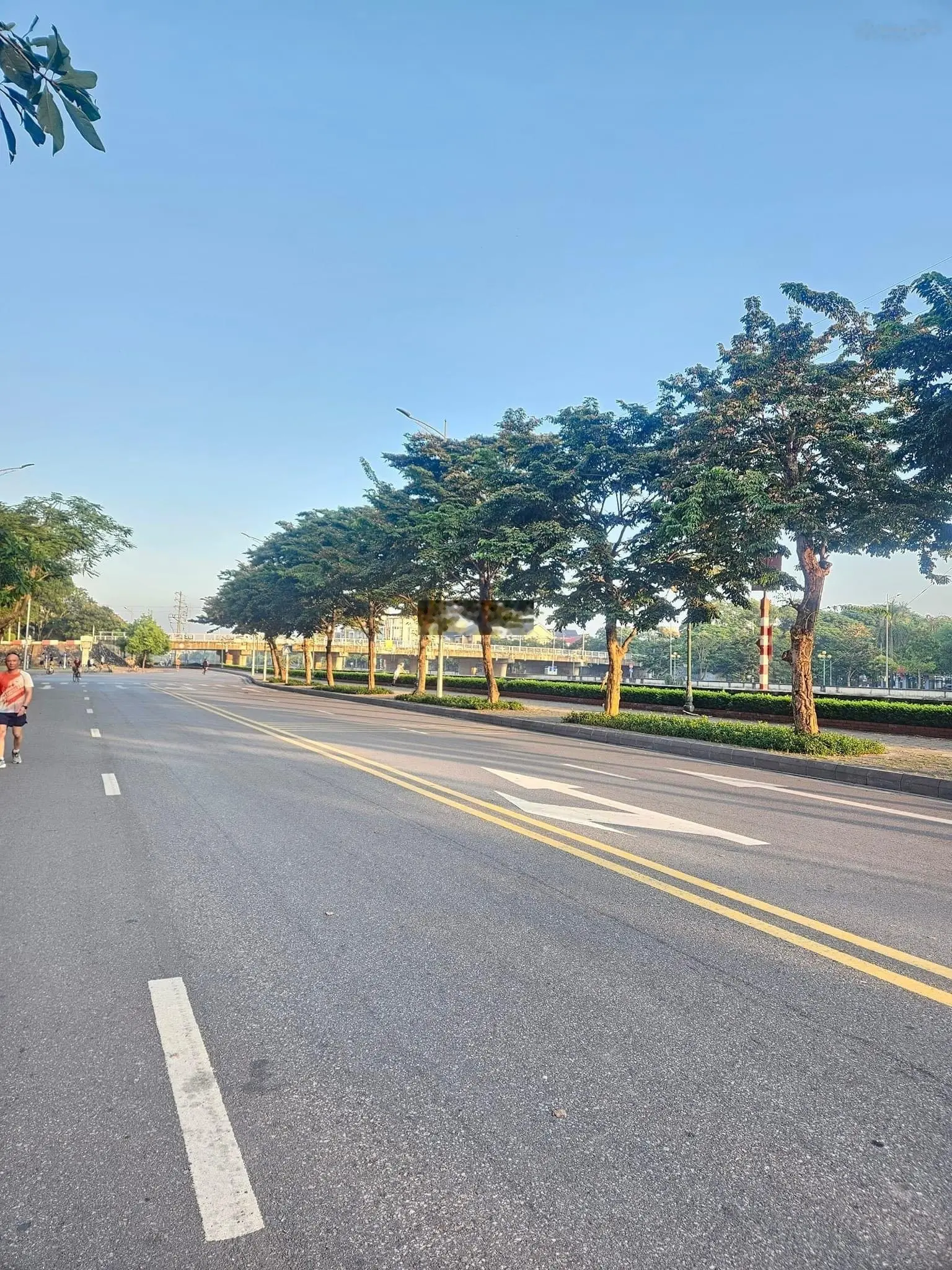 Bán đất Lạc long Quân đường to 22m hướng bắc diện tích 81m mặt tiền 4,5m liên hệ em nga 0912 026 ***