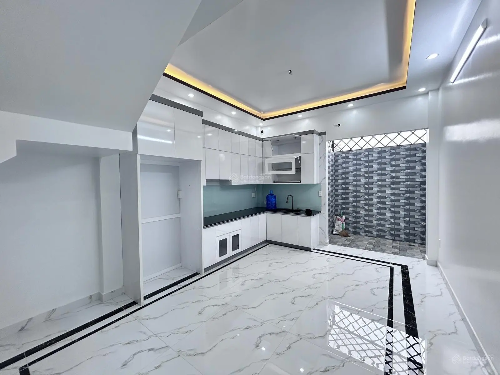 Nhà khu vực đường Đà Nẵng. Xây mới, độc lập ô tô vào đỗ tận nhà
