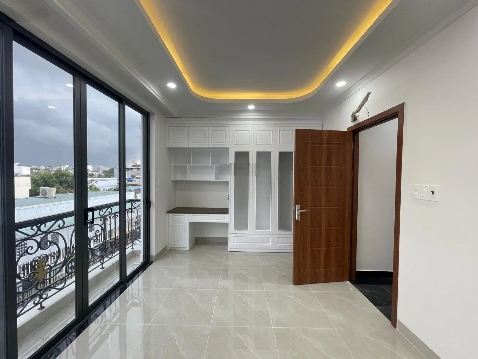 Nhà 4 tầng đối diện giga mall cực đẹp, chiều ngang nhà rộng 5m, đường thông ra chợ Hiệp Bình