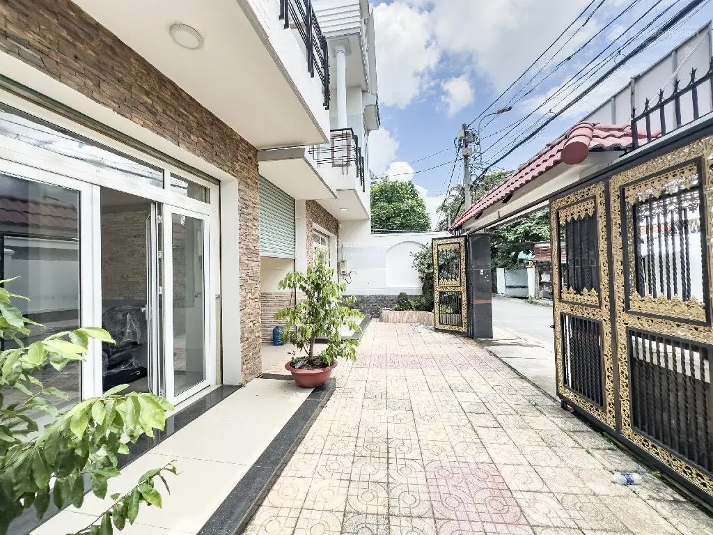Nhà kiểu biệt thự, 11 x 35m, hẻm xe tải, thị trấn Hóc Môn chỉ 12, x tỷ