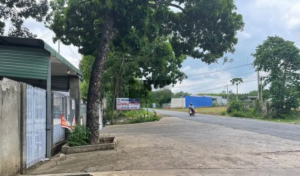 Sau lưng Bệnh viện Lộc Ninh, đất xây trọ xung quanh toàn nhà máy 268tr