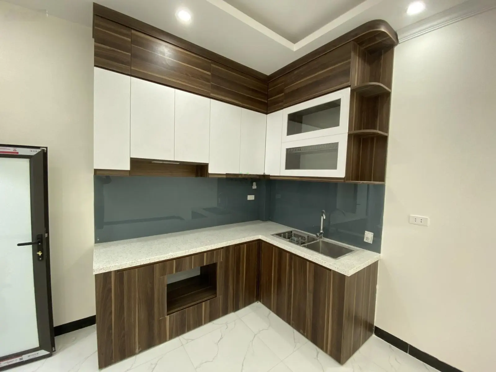 Nhà khu ngã tư Canh ngay quận Nam Từ Liêm, cách chợ chỉ 800m 6 phòng ngủ thoáng vừa ở vừa cho thuê