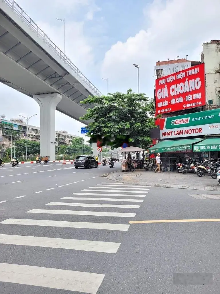 Mặt phố quyền lực Kinh doanh sầm uất ngày đêm