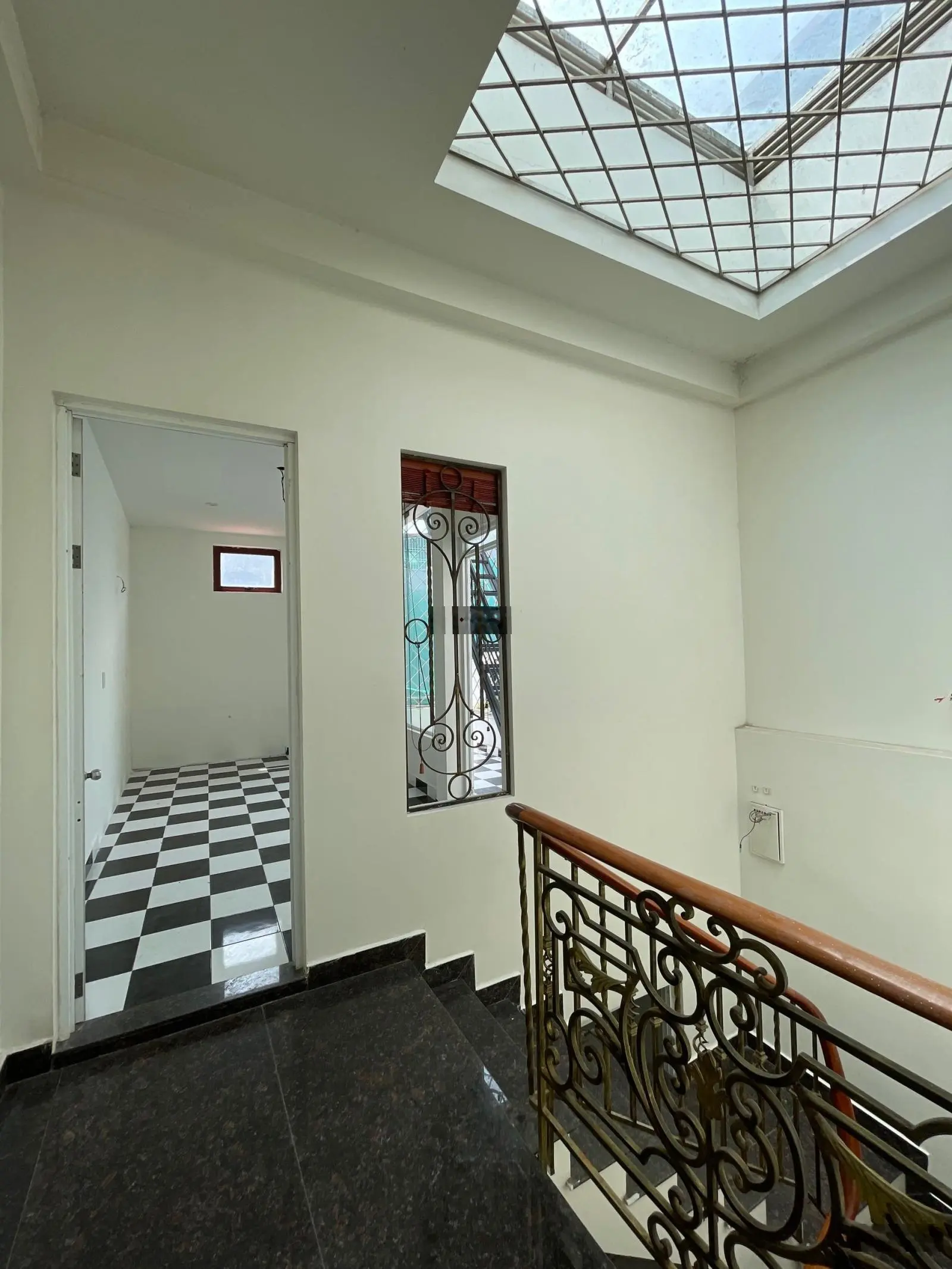 NHà dân xây độc lập hơn 3 tỷ ô tô vào nhà ngay chợ hàng gần Aeon