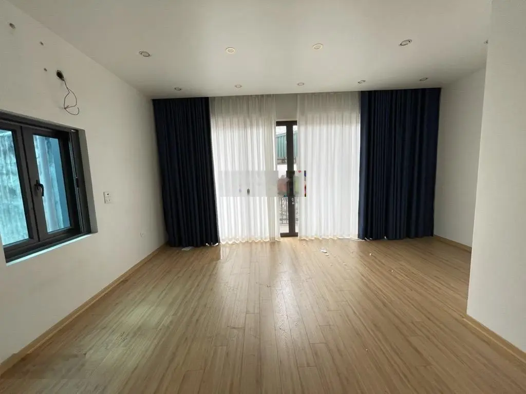 Chính chủ bán căn nhà siêu rẻ, diện tích thực tế 75m2, trung tâm phường, sát chợ đầu mới, vườn hoa