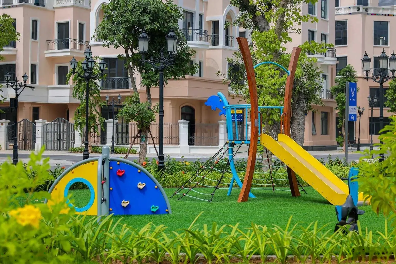 Tất toán ngân hàng bán CẮT LỖ căn liền kề xây 5 tầng 64m - Đông nam - Gần trường Vinschool