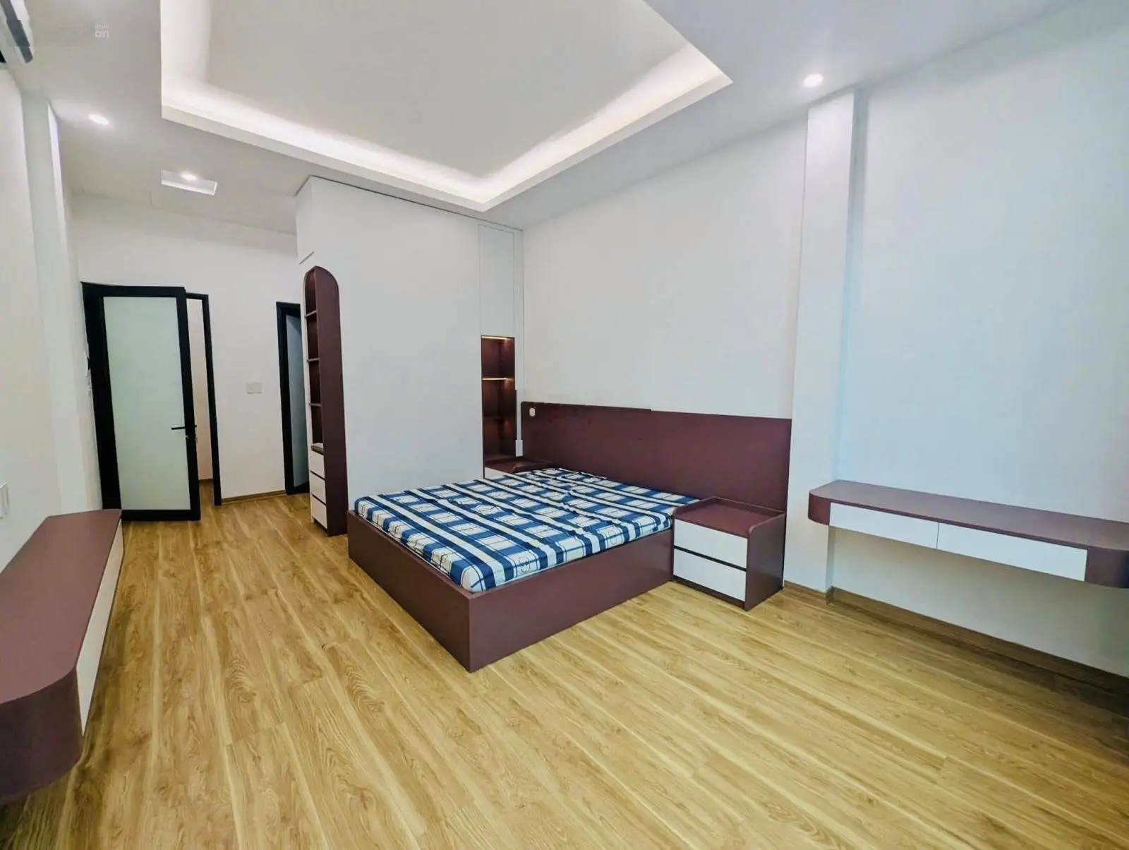 6.9 tỷ - 30m2 - lô góc 2 thoáng mặt tiền rộng - Lạc Trung - gần phố - HBT