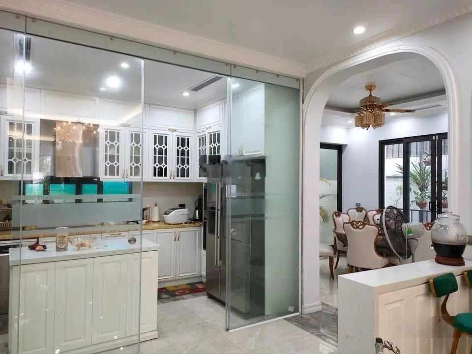 Mặt phố Nhật Chiêu, Tây Hồ. Mặt Hồ Tây, 105m2, 5 tầng, MT 6.5m. Hai thoáng Thang máy, hầm xe, 86 tỷ