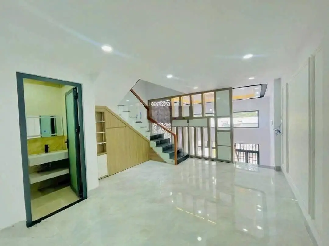 Bán nhà sổ riêng đã hoàn công. Nhà mặt phố nằm trong khu dân cư vị trí trung tâm phường Bình Chuẩn