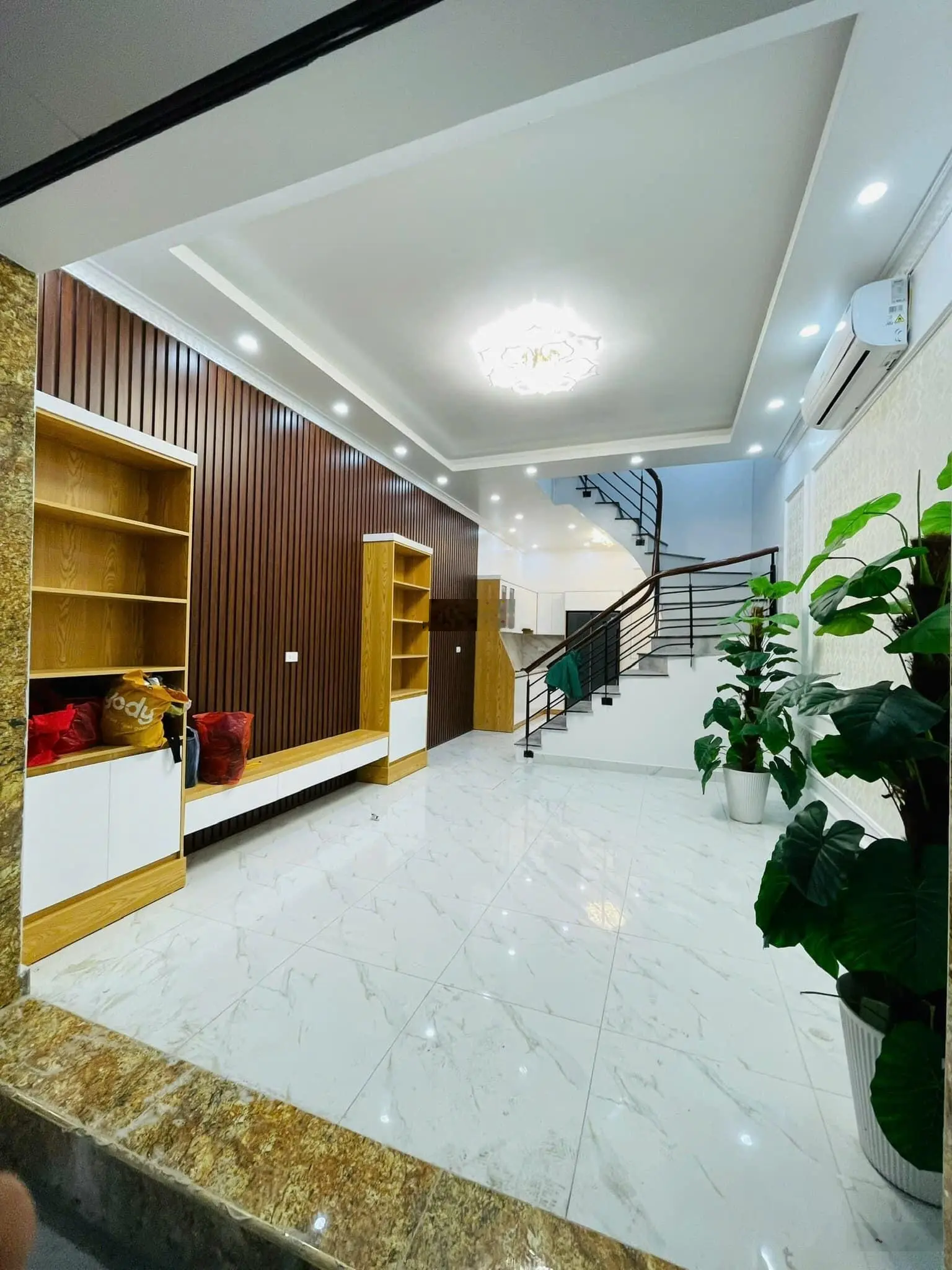 Bán nhà ngõ 121 Kim Ngưu, DT 37m2, 4 tầng mới, MT 4.3m, giá 6.75 tỷ