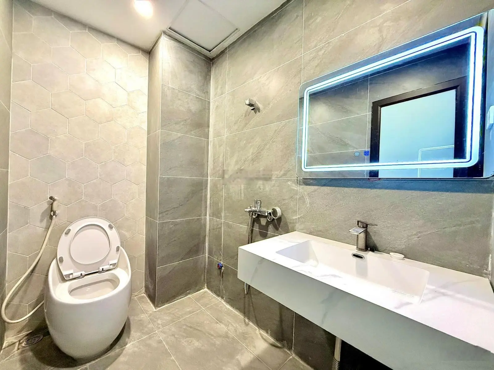 6. 95 tỷ-40m2-4 tầng-4 ngủ-mặt tiền 3.5m-full nội thất-20m ra phố