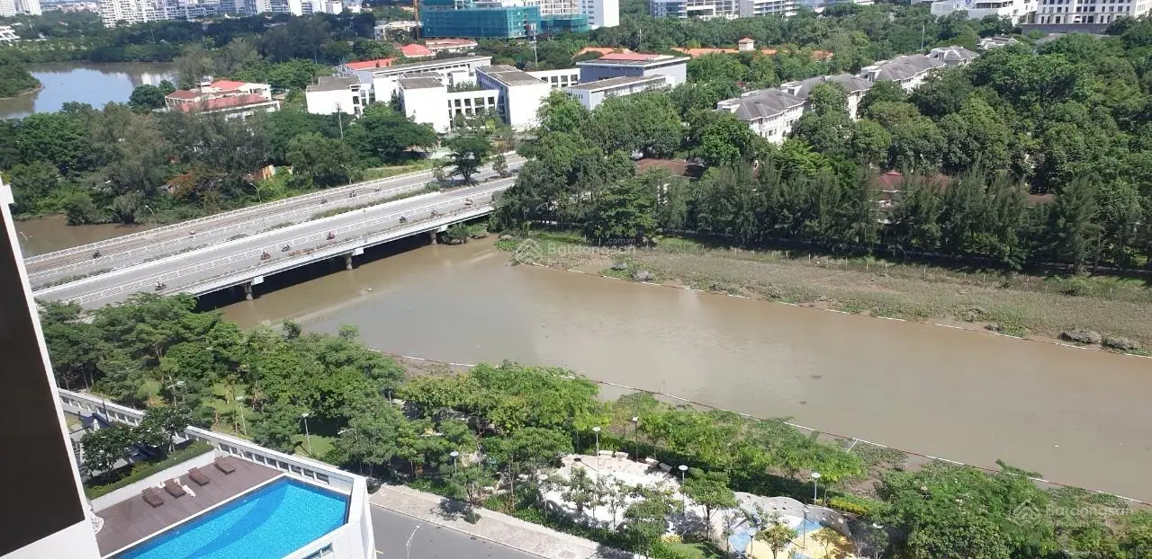 Bán căn hộ chung cư 3PN, DT 130 m2 tầng cao, view sông thoáng mát.