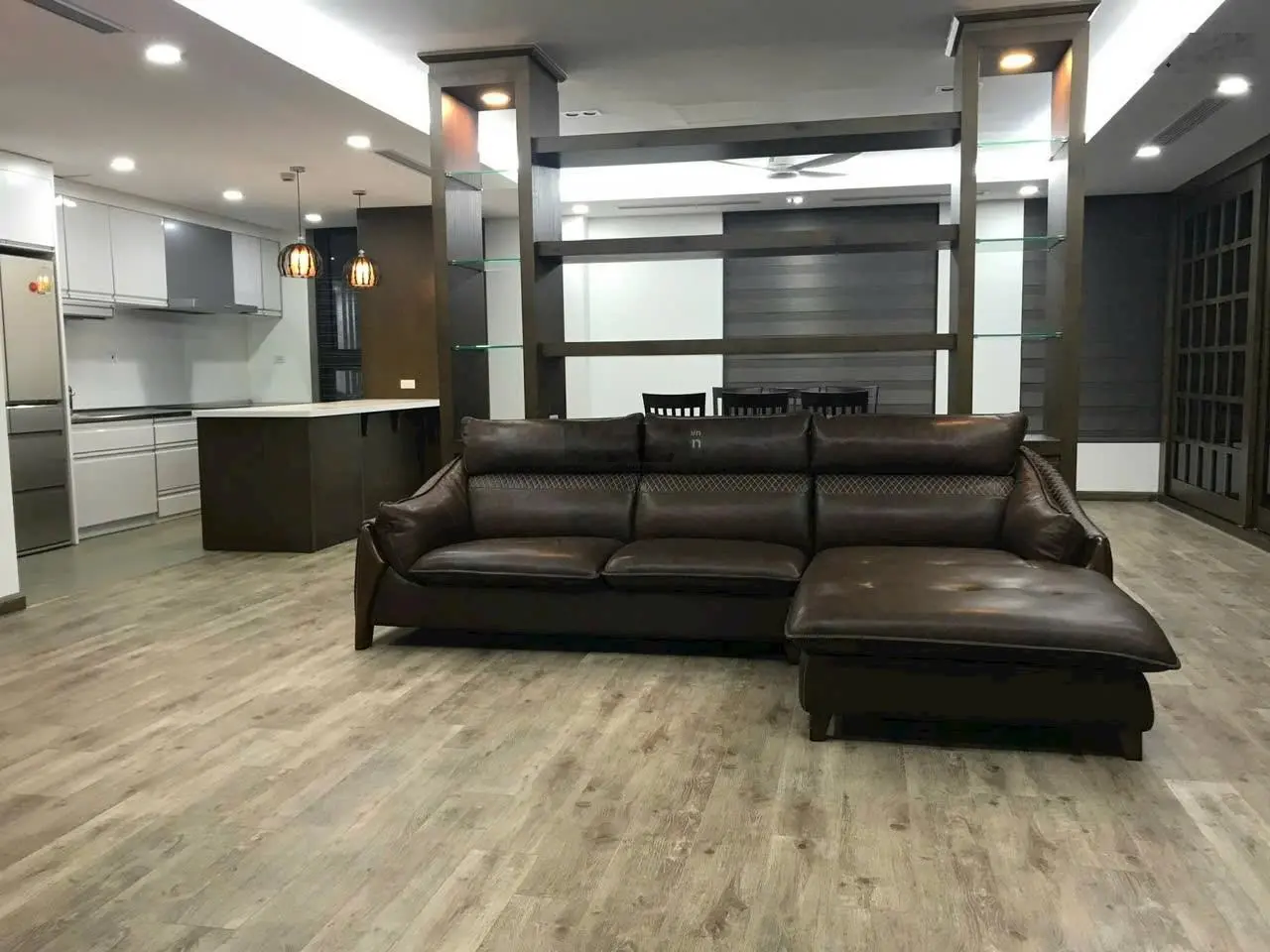 Chính chủ cần bán căn hộ hướng thoáng mát,nội thất cao cấp, sở hữu không gian sống đầy đủ tiện nghi