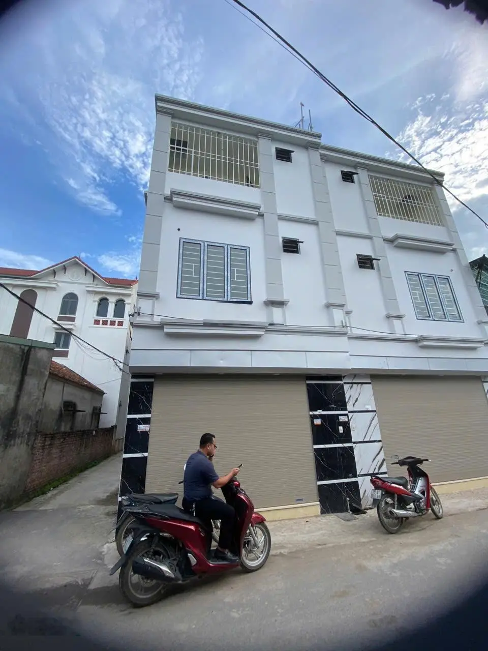 Bán nhà 3 tầng lô góc sát chợ và ĐH TDTT 68.2m2 tại Phụng Châu. Giá 3,35 tỷ