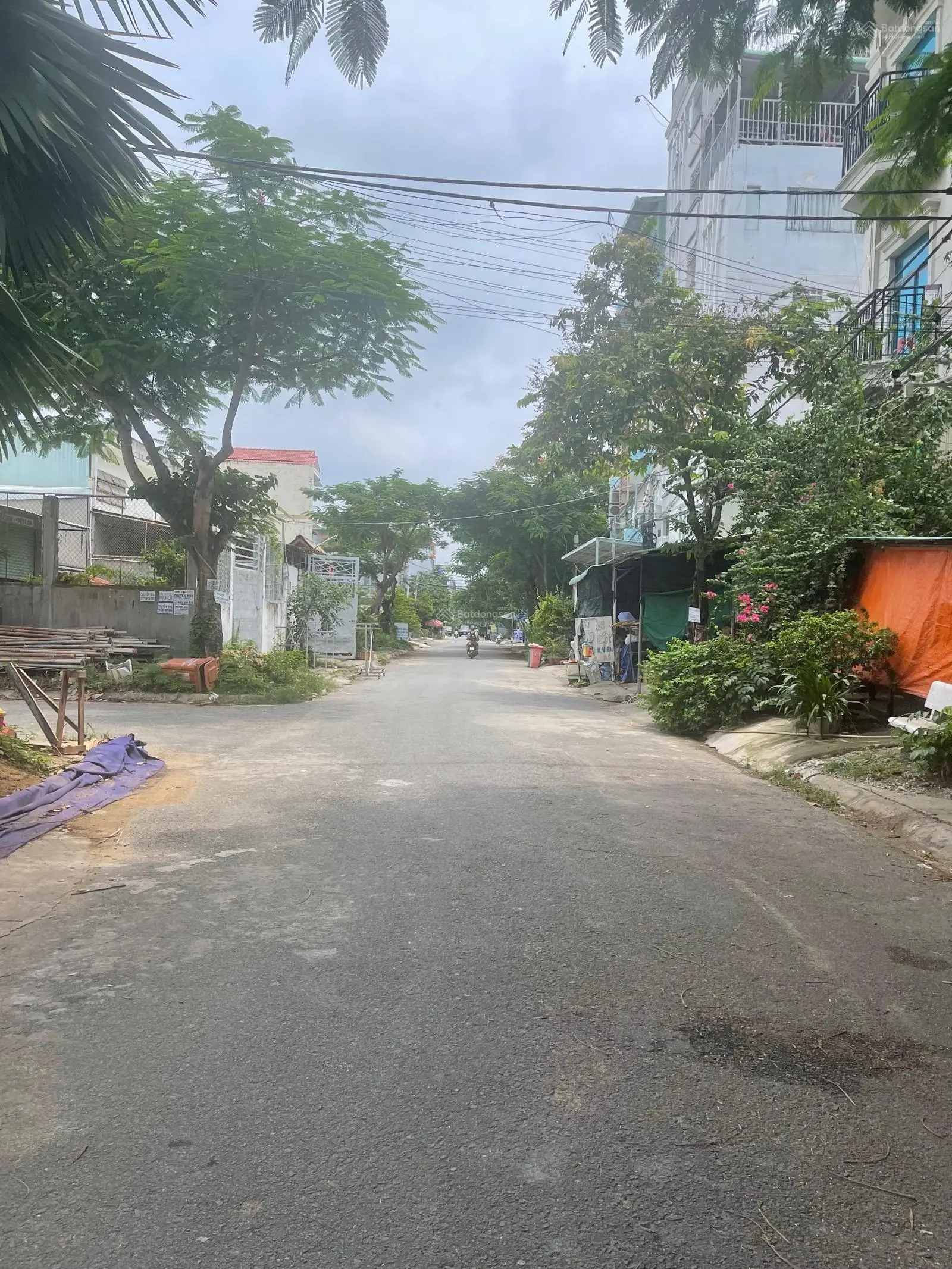 Cần bán gấp lô đất biệt thự khu B Làng Đại Học DT 300m2 sổ hồng riêng xây dựng tự do giá 63tr/m2