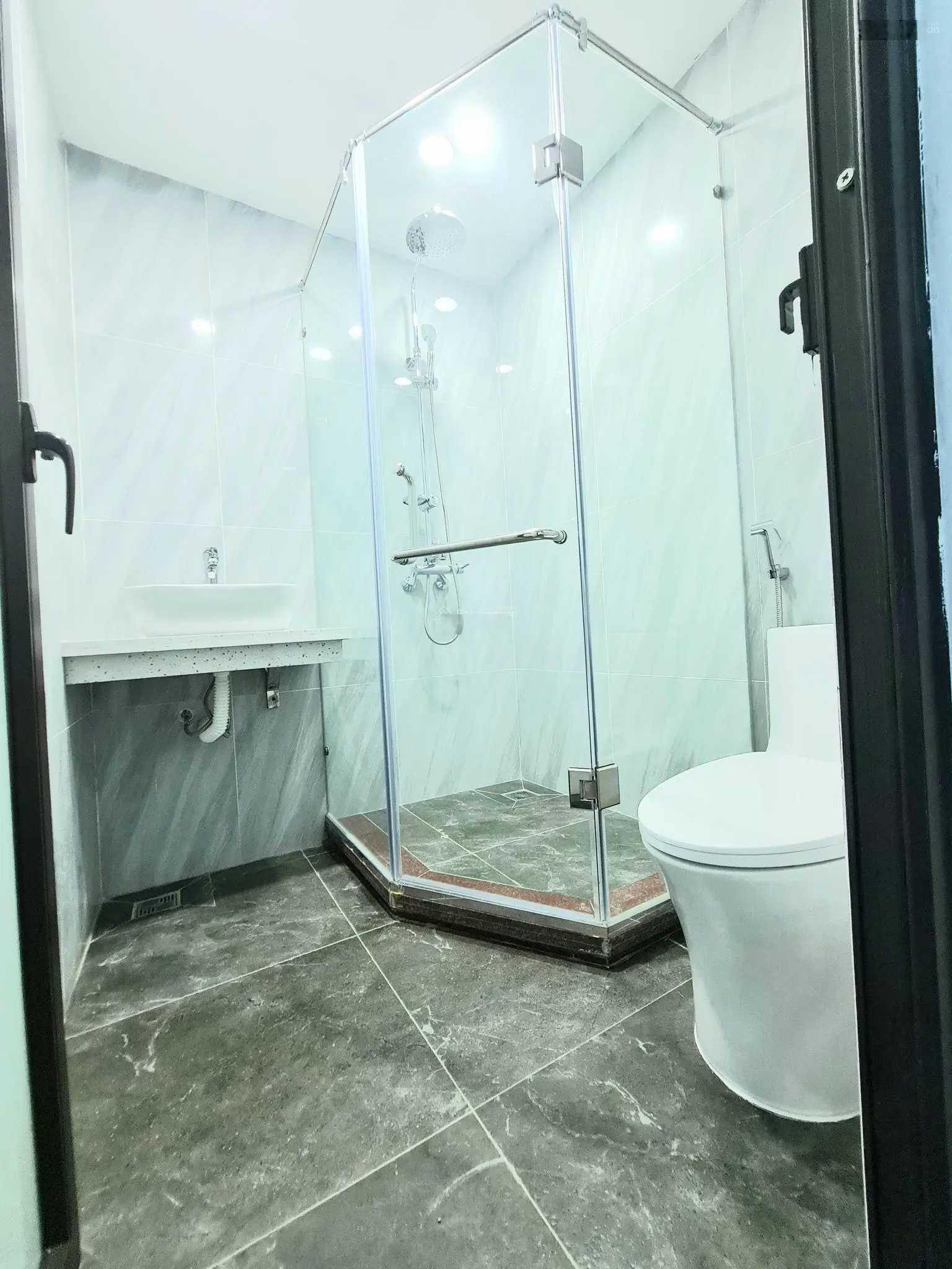 Tòa nhà 8 tầng thang máy Trần Thái Tông, 105m2, 25 phòng cho thuê. Doanh thu 150 triệu/ tháng
