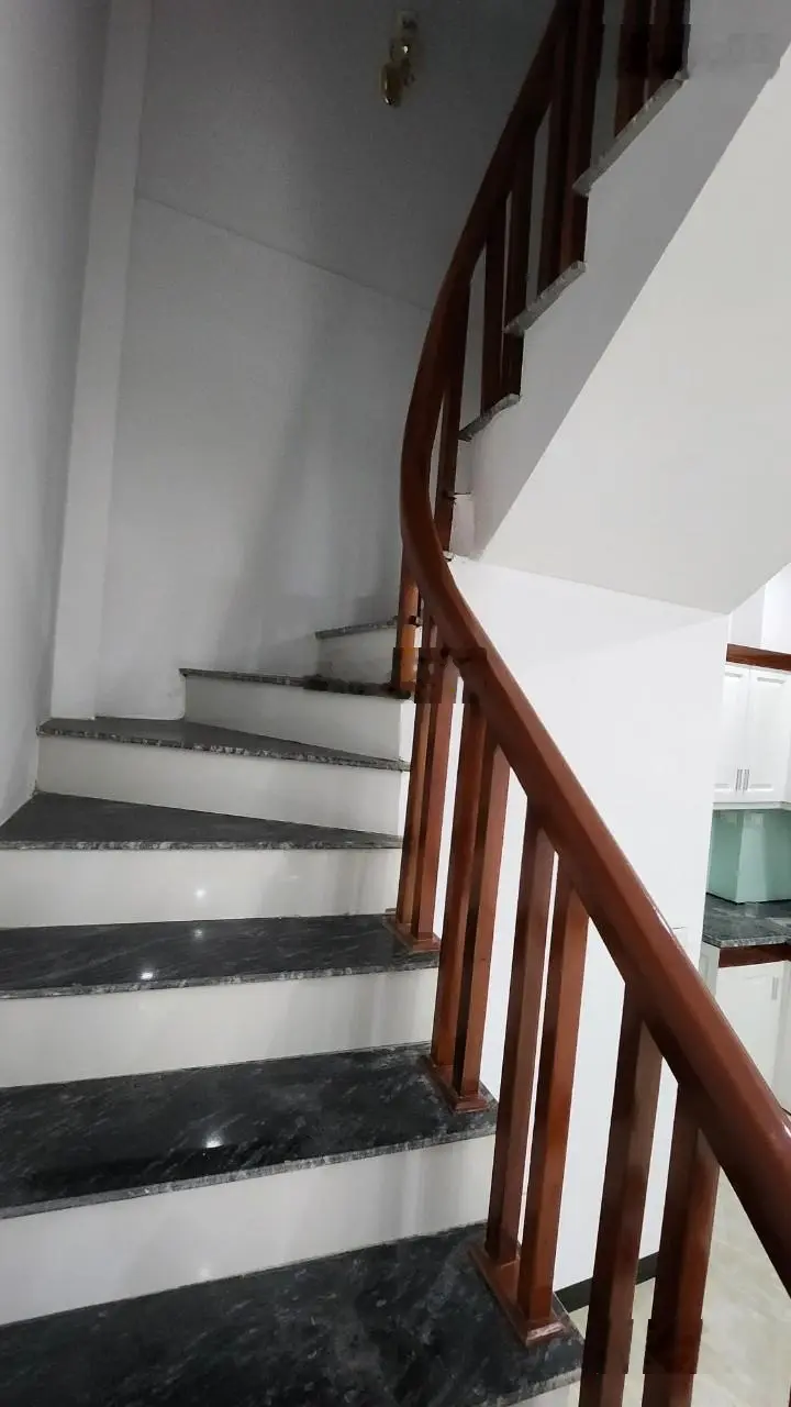 Cần bán gấp, DT 33m2 nhà 5 tầng giá sốc 2tỷ25 Tả Thanh Oai, 0965494089