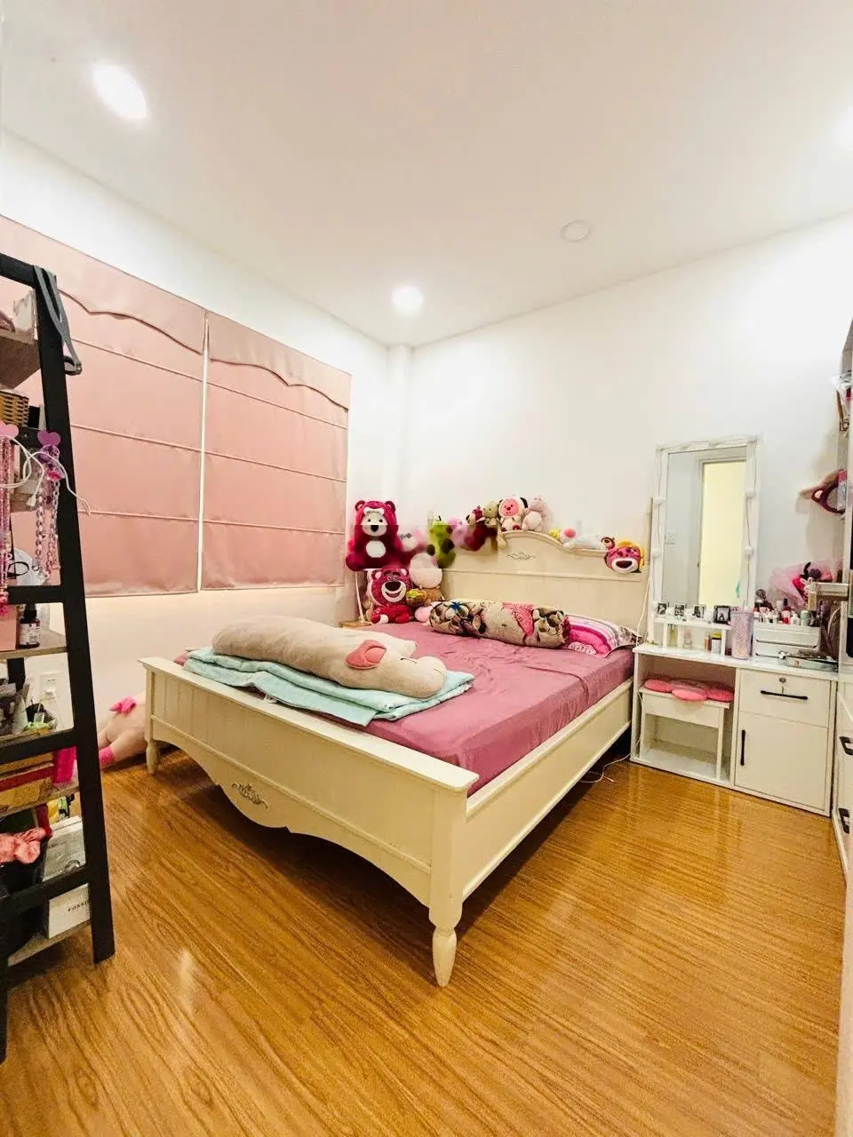 Chị chủ định cư bán gấp nhà 1 trệt 1 lửng mới xây, hoàn công 110m2 (4,5x 25m) nhựa 5m giá 4,6 tỷ