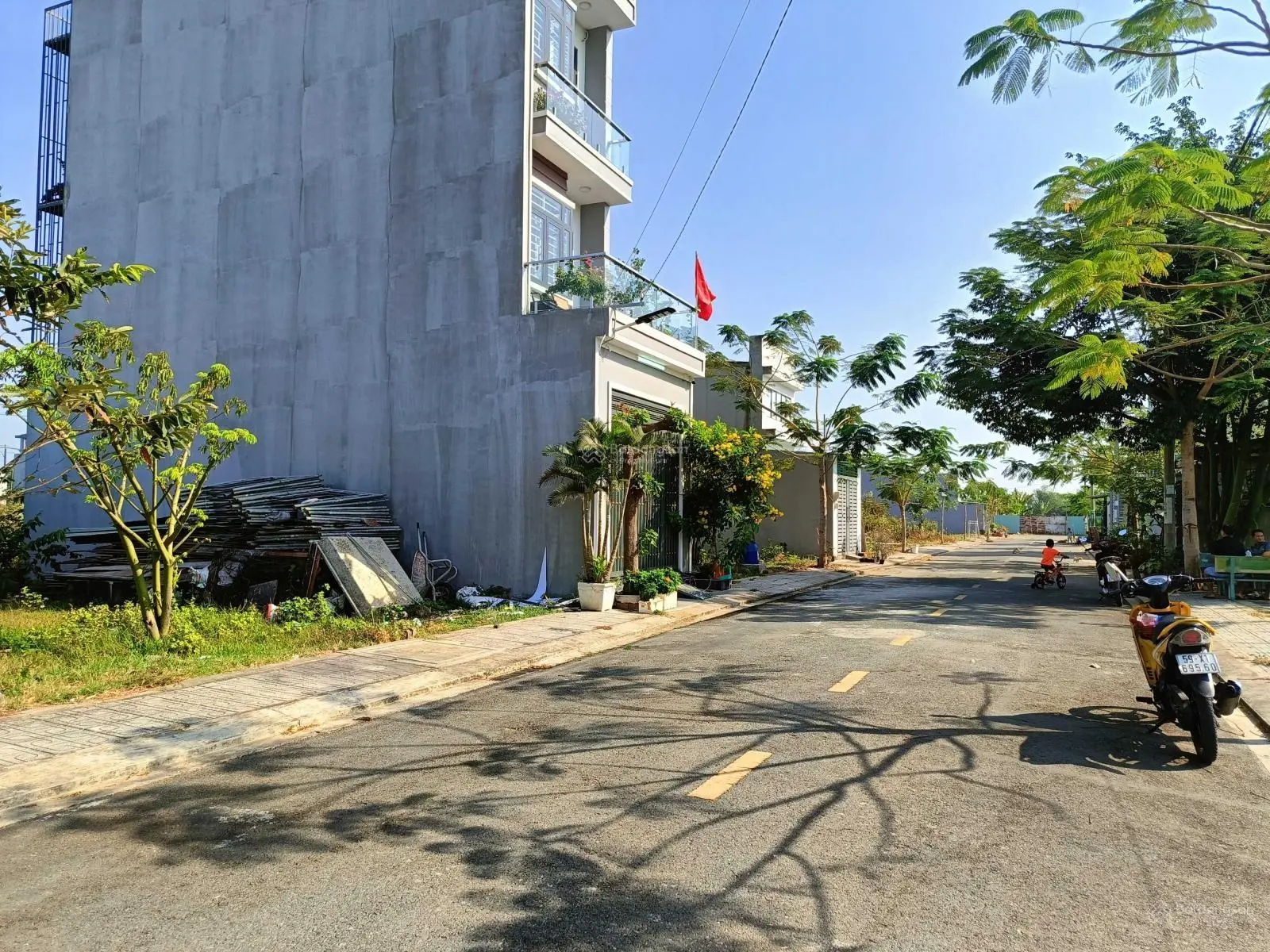 Bán lô đất ngộp 64m2(4x16), DA Blue Diamond Riverside, shr, sang tên ngay, P Long Phước, TP Thủ Đức