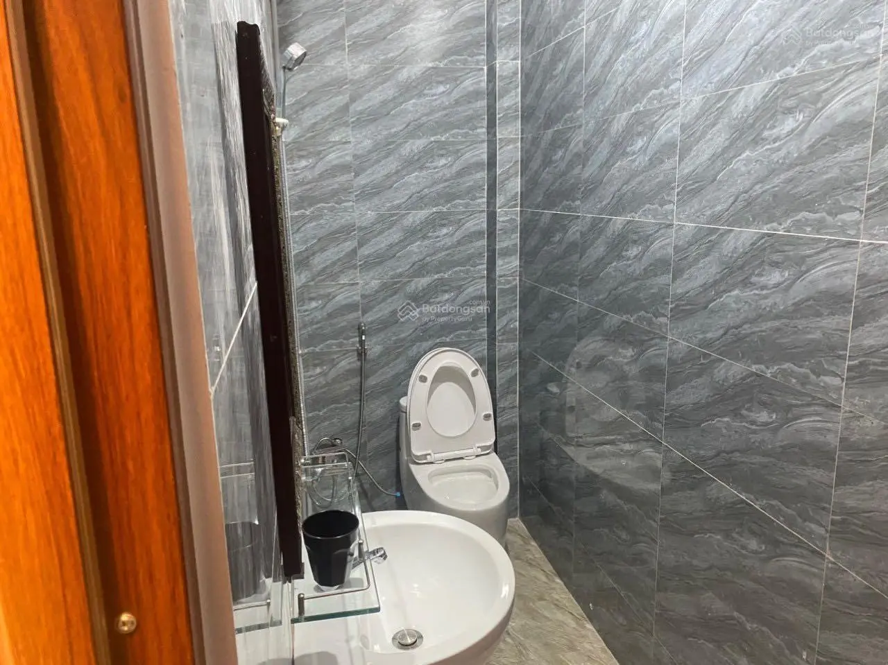 Bán nhà 2 tầng 6 căn hộ đường Vũ Ngọc Phan