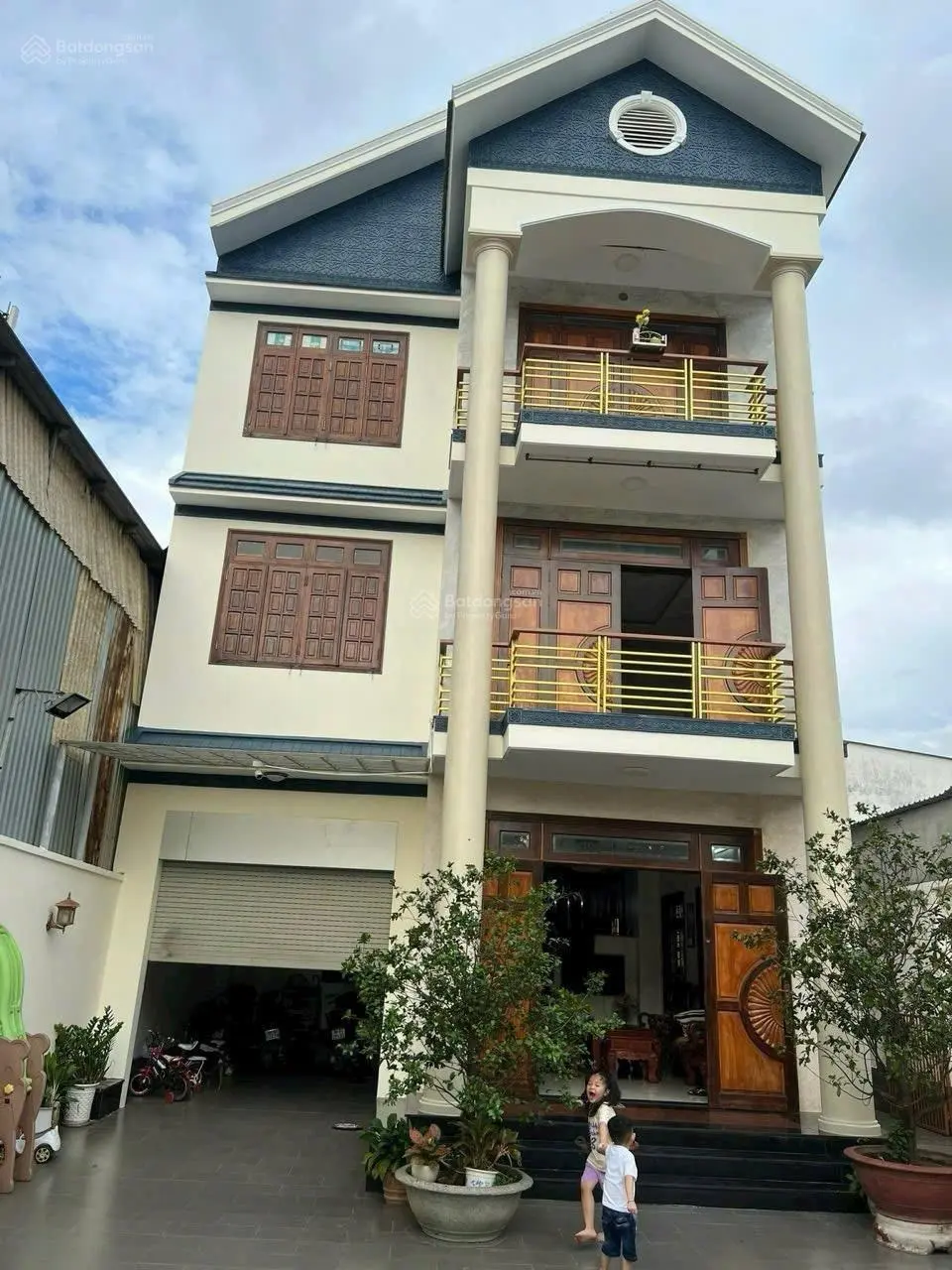 Bán nhanh biệt thự mặt tiền đường 61 Phước Long B, TP Thủ Đức. DT: 340m2, giá 32.5 tỷ