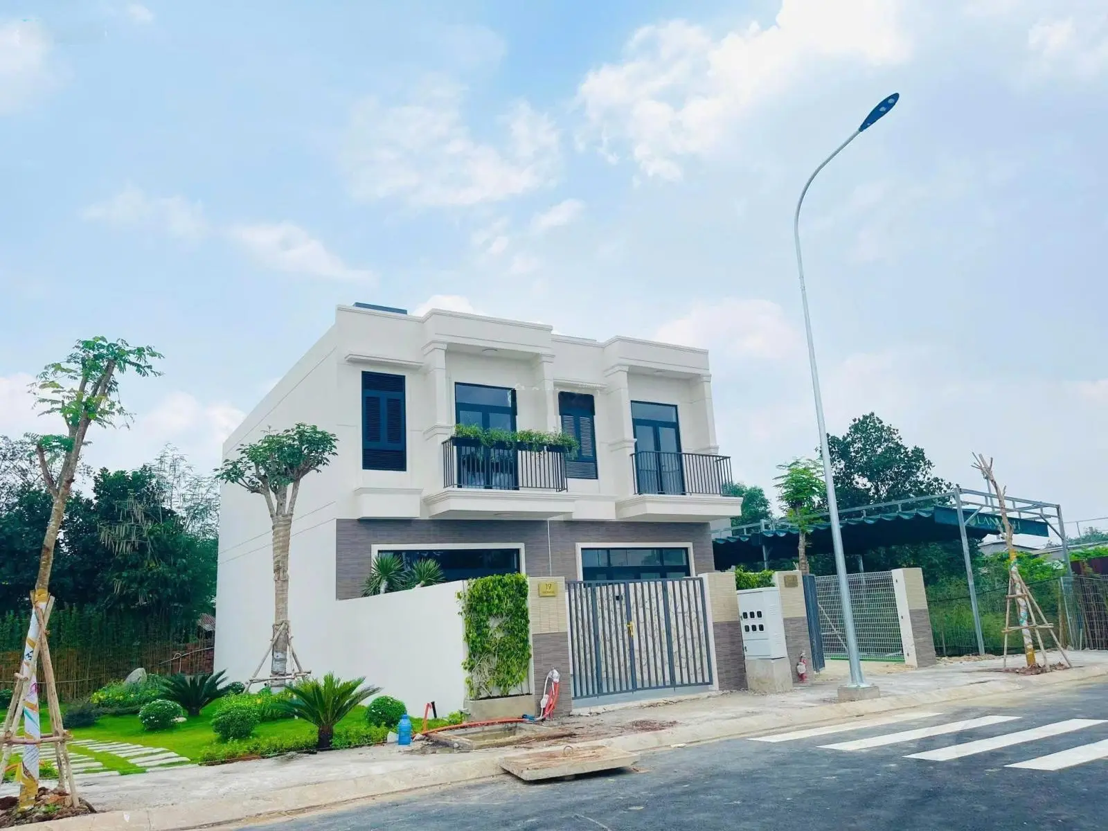 Nhà phố Lan Anh Avenue Tân Uyên khu compound khép kín, mặt tiền kinh doanh, pháp lý sổ hồng