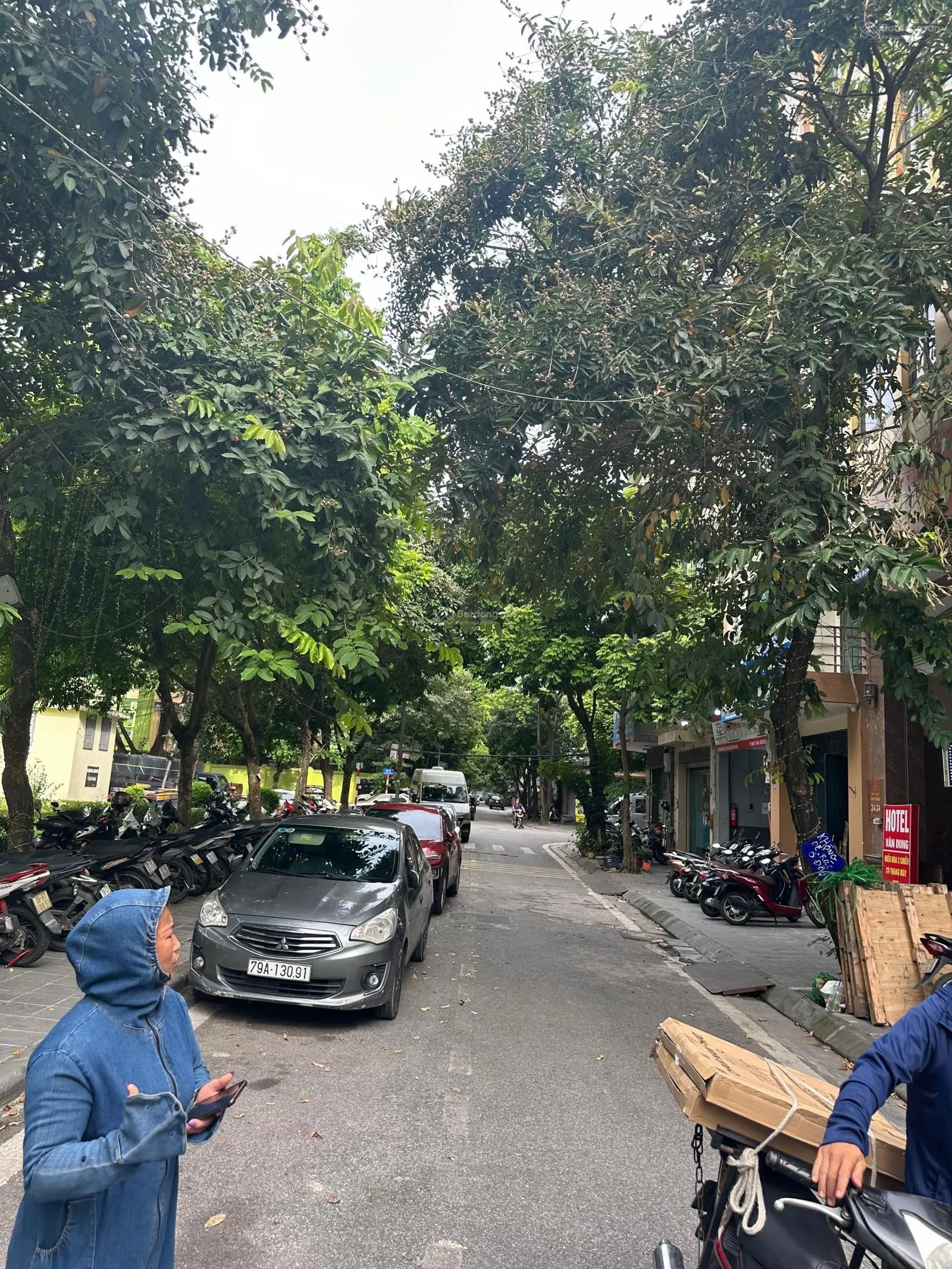 Siêu phẩm Phố Trạm bán đất tặng nhà 3 tầng, 100m2, MT 5.26m vew vườn hoa