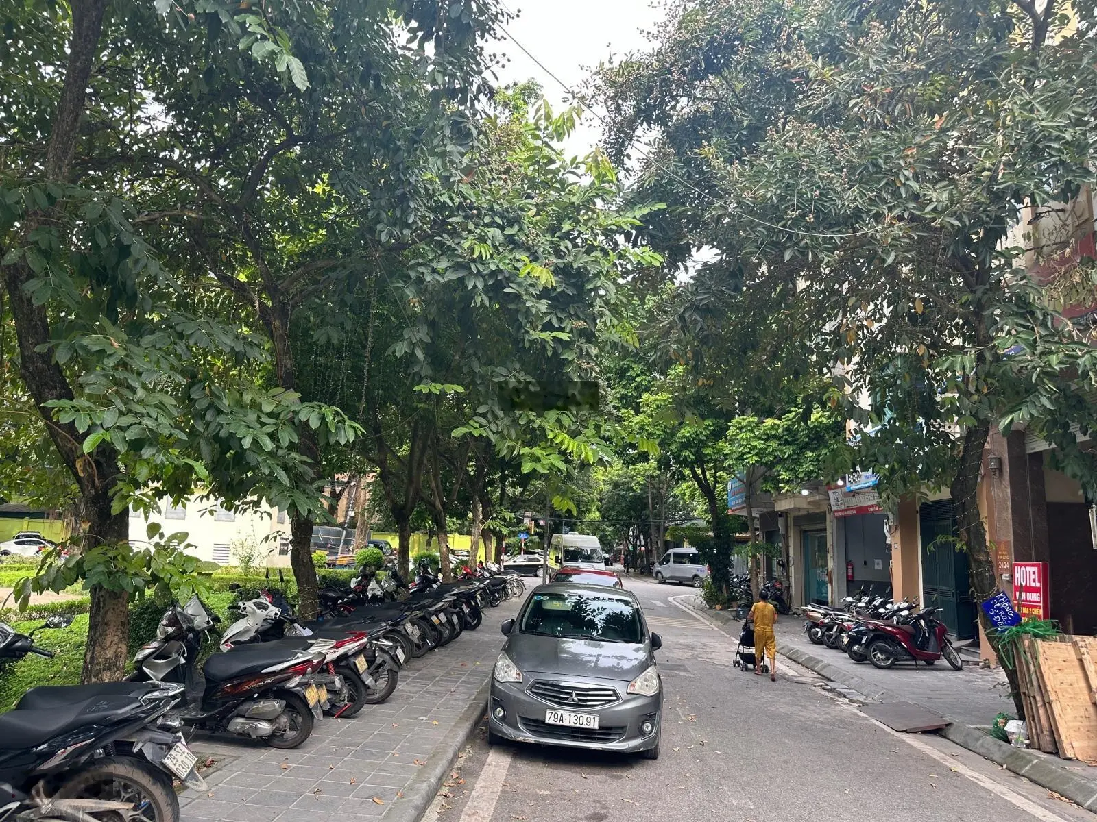 Siêu phẩm Phố Trạm bán đất tặng nhà 3 tầng, 100m2, MT 5.26m vew vườn hoa
