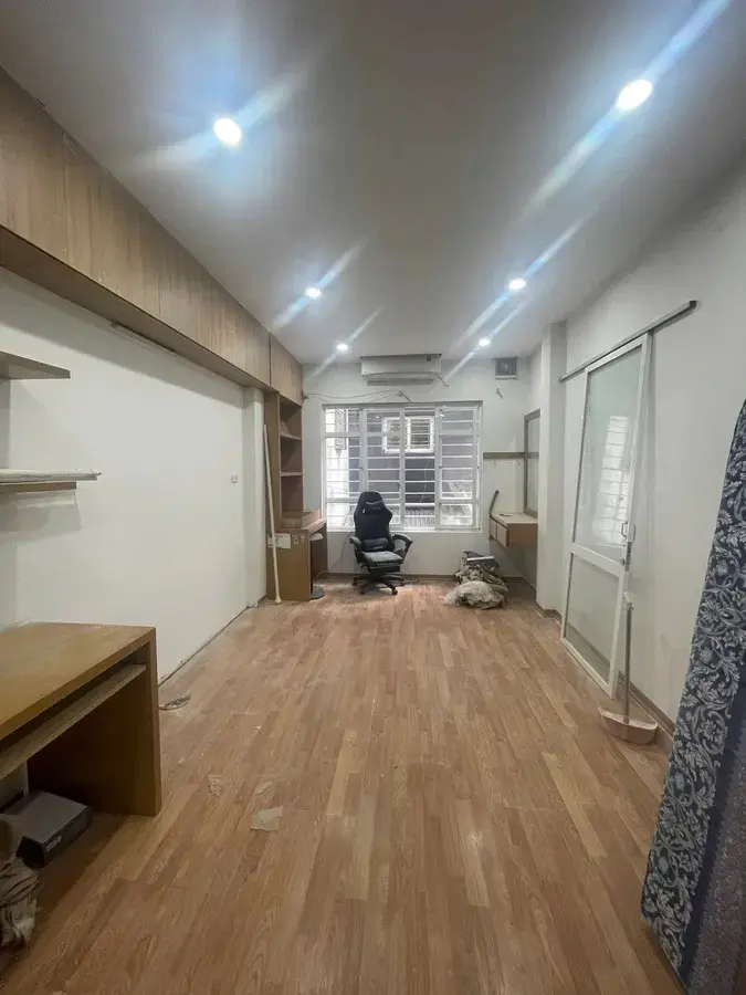 Chính chủ bán gấp nhà đẹp siêu rẻ ngõ 322 Nguyễn Trãi, Thanh Xuân. DT: 35 m2, 5 tầng. Giá 6,3 tỷ