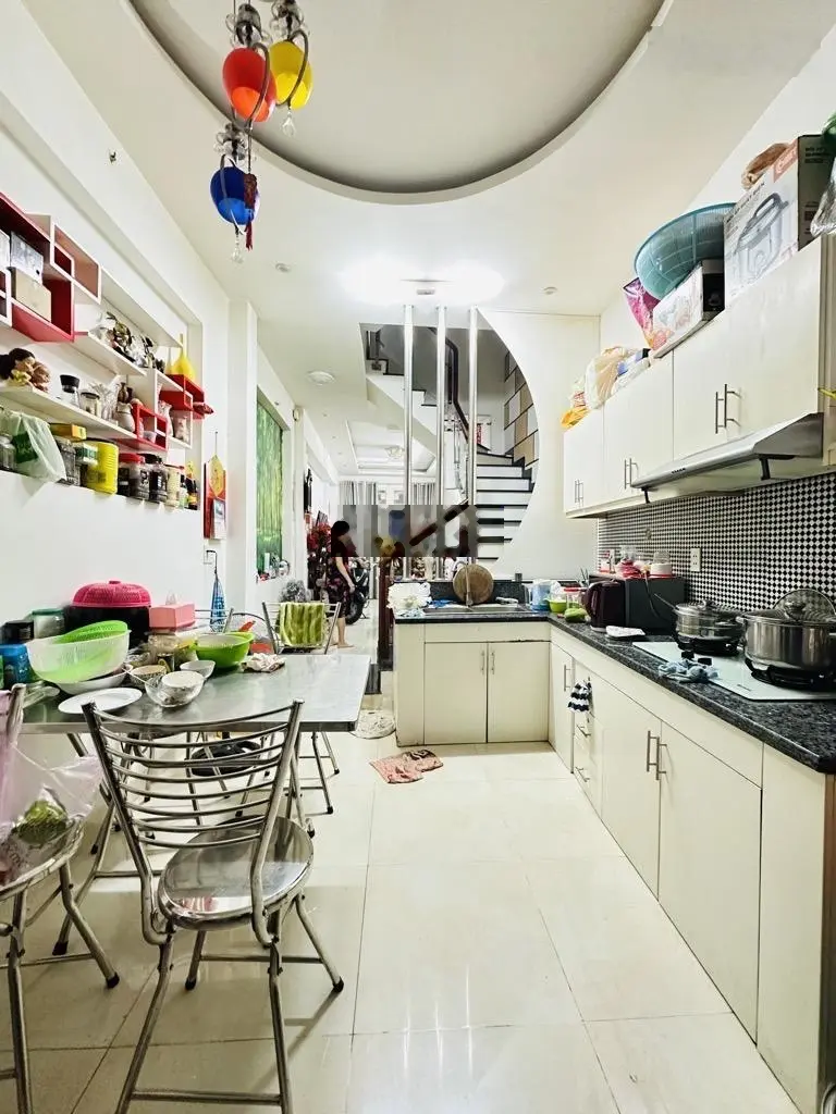 Bán nhà Đoàn Văn Bơ Quận 4 - 4 tầng - 33m2 - 3 tỷ nhỉnh - hẻm 4m thông - tiện kinh doanh