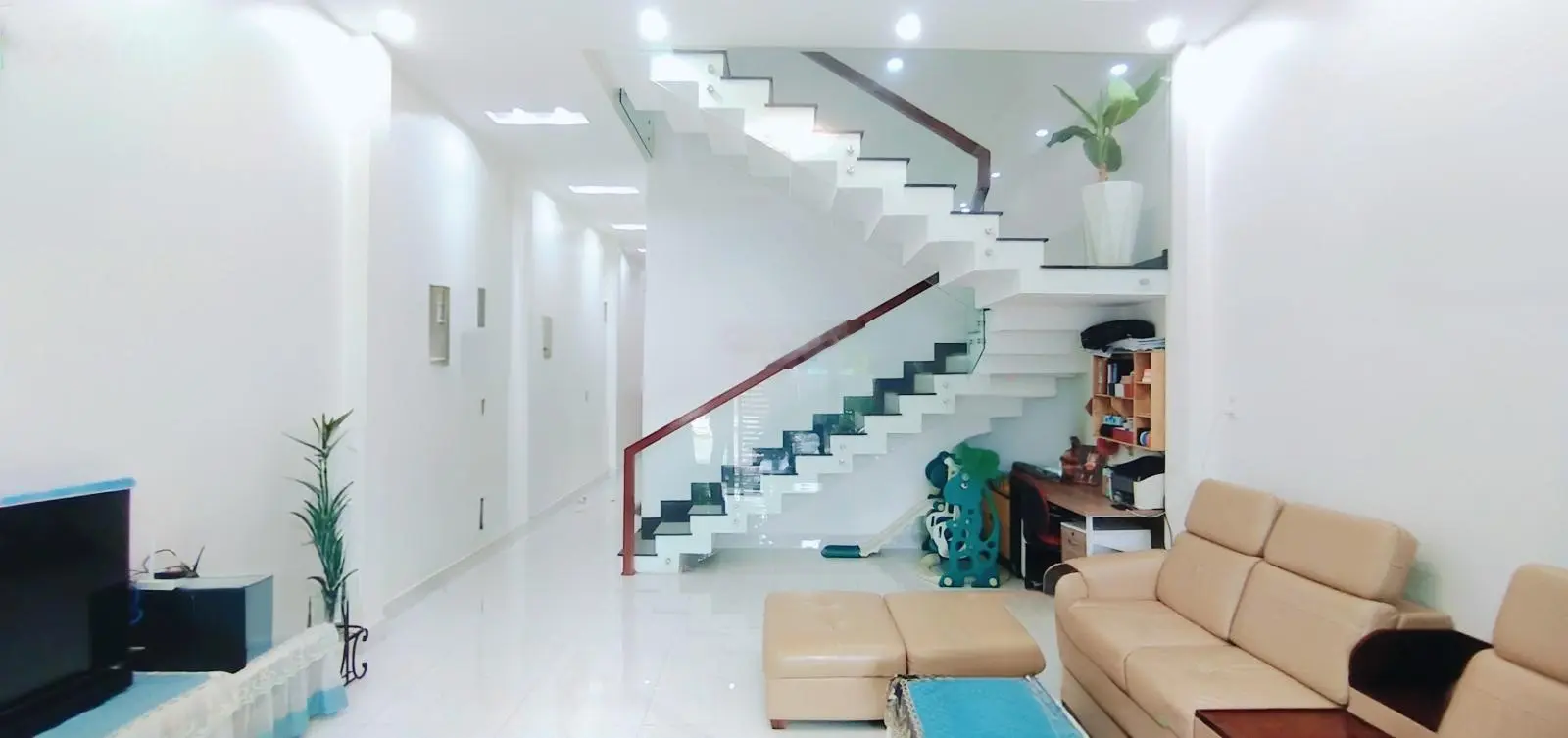 Nhà thiết kế hiện đại 1 trệt 1 lầu, sân thượng, nội thất đầy đủ, lộ giới 16m, phường 1, TP Cà Mau