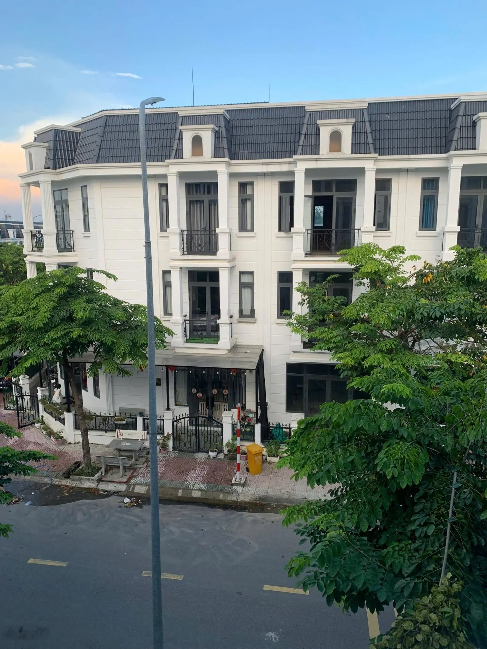 Bán nhà cạnh Vincom Dĩ An - giá ngộp - sổ riêng - mặt tiền đường lớn