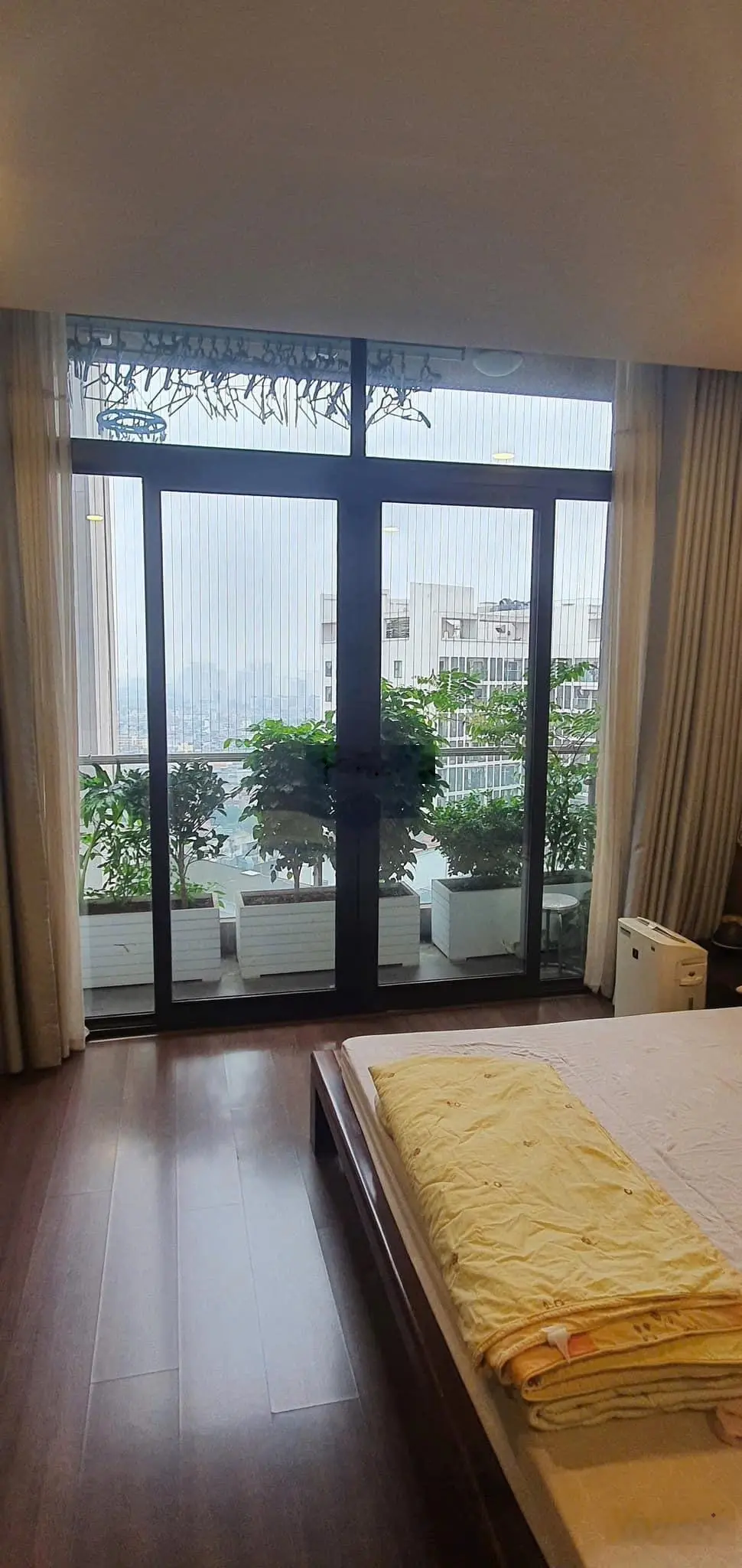 Bán gấp căn hộ diện tích 164m2 thiết kế 3n+1, tầng trung, căn góc, 2 mặt thoáng tại dolphin plaza.