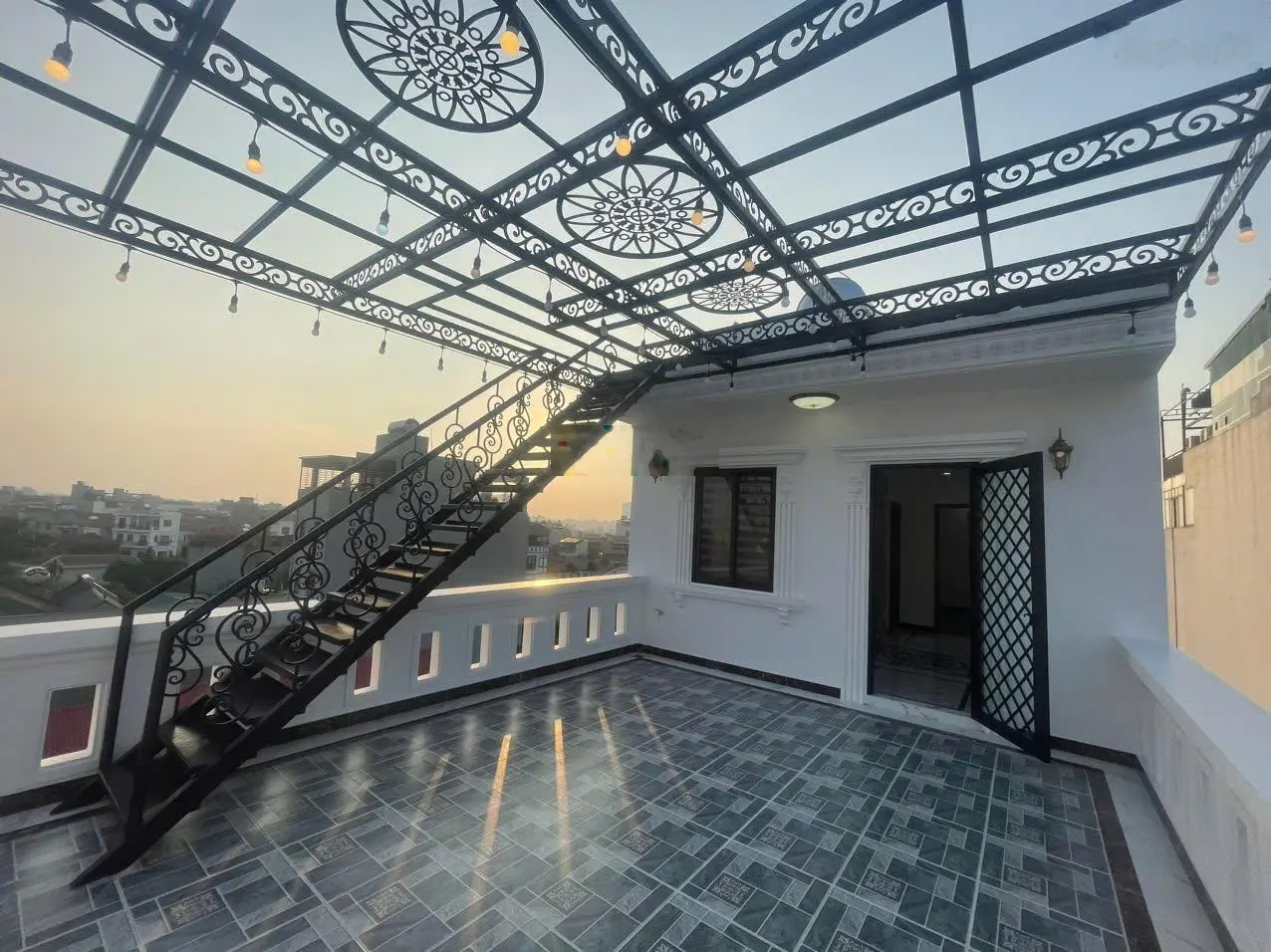 Bán nhà Thạch Bàn 86m2 x 6 tầng, thang máy x 5m mặt tiền đường thông ô tô tránh, kinh doanh