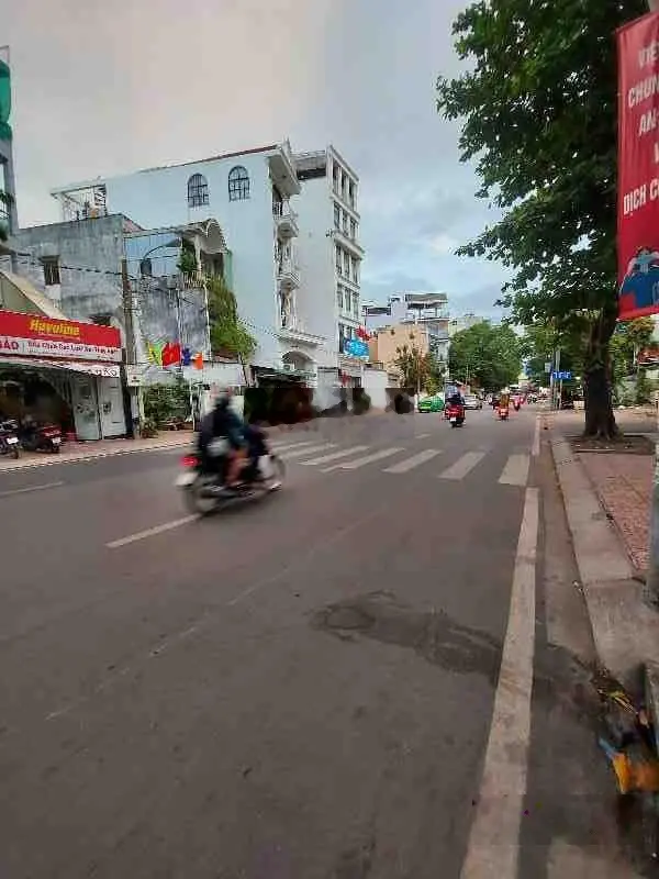 Bán tòa nhà văn phòng 9 tầng, mặt tiền đường Đào Duy Anh, Quận Phú Nhuận, DTSD 1000m2