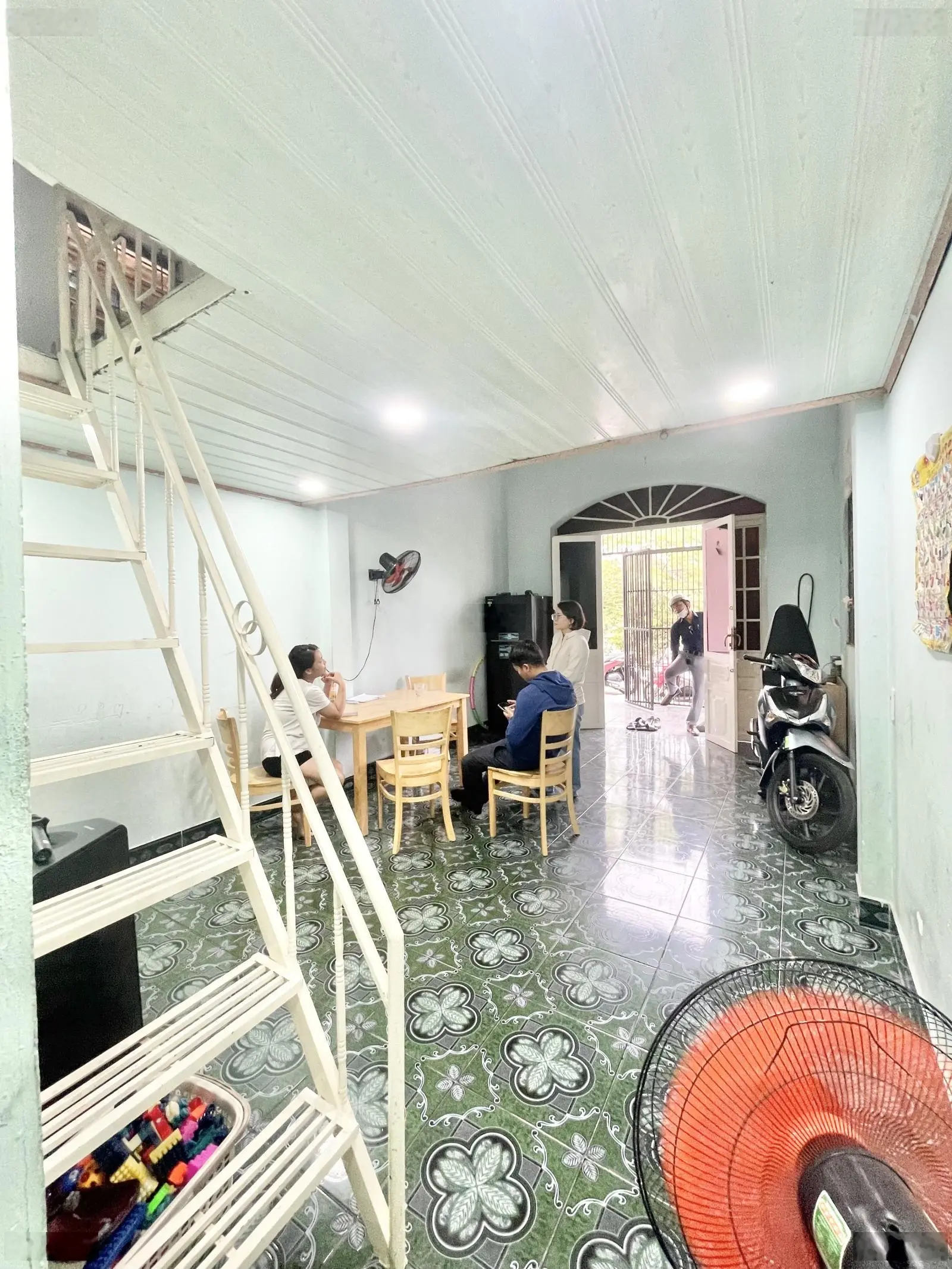 Cần bán nhà sổ riêng 2,2 tỷ gần chợ xóm vắng gần đường nguyễn trãi phường dĩ an