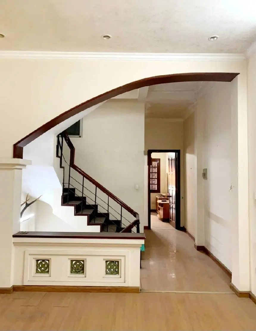 Bán nhà Tôn Đức Thắng, Đống Đa: 50m, 4 tầng, mặt tiền 4,1m giá 19 tỷ. Phân lô ô tô tránh, ở sướng.
