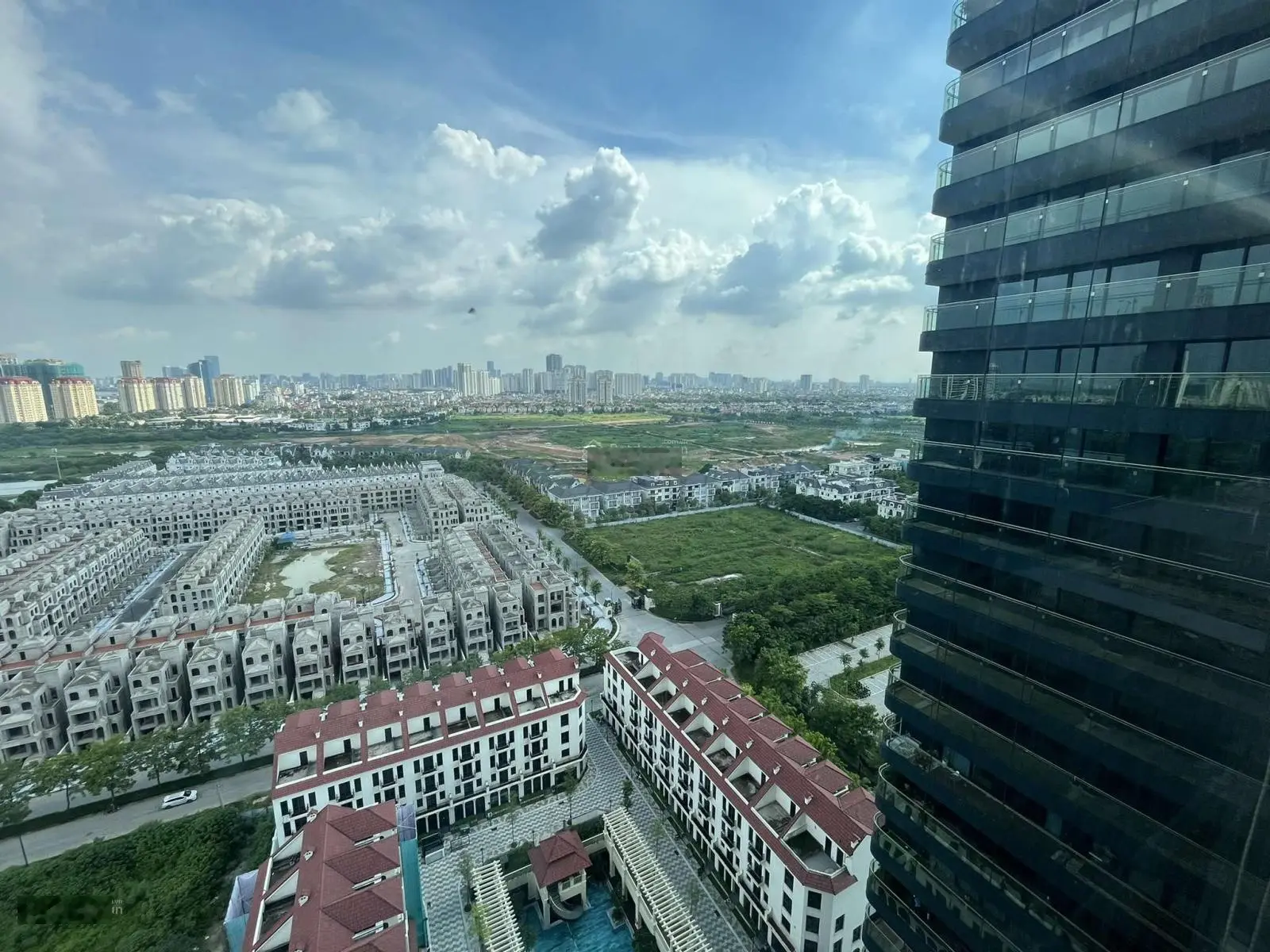 Chính chủ bán căn góc Sunshine Golden River Tây view sân golf Ciputra, ban công sân vườn rộng