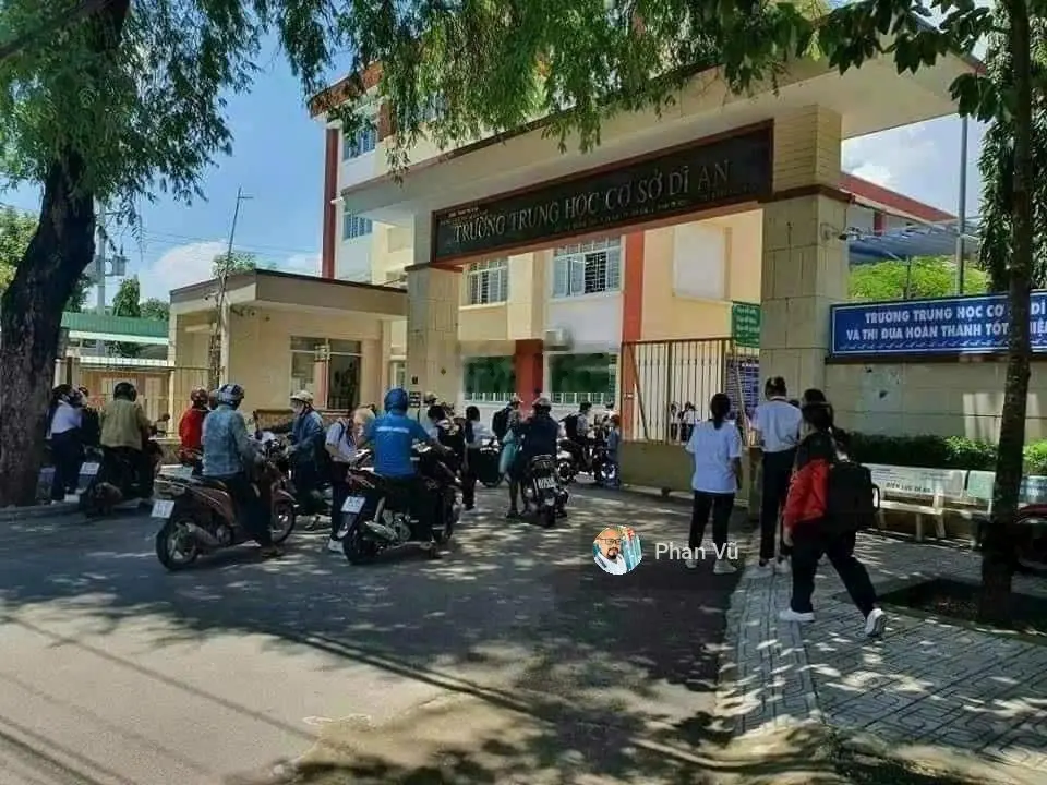Bán 2 căn nhà ngang 10m, cụm trường học Cấp 1,2 Dĩ An.