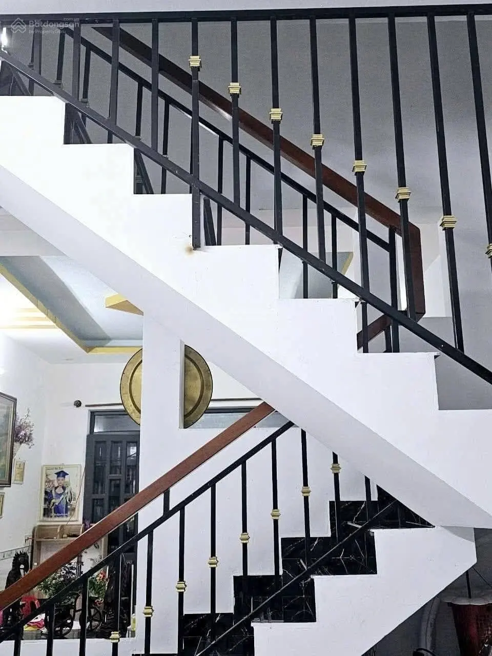 Nhà lầu trệt đường xe hơi, gần bến xe Tân Đông Hiệp