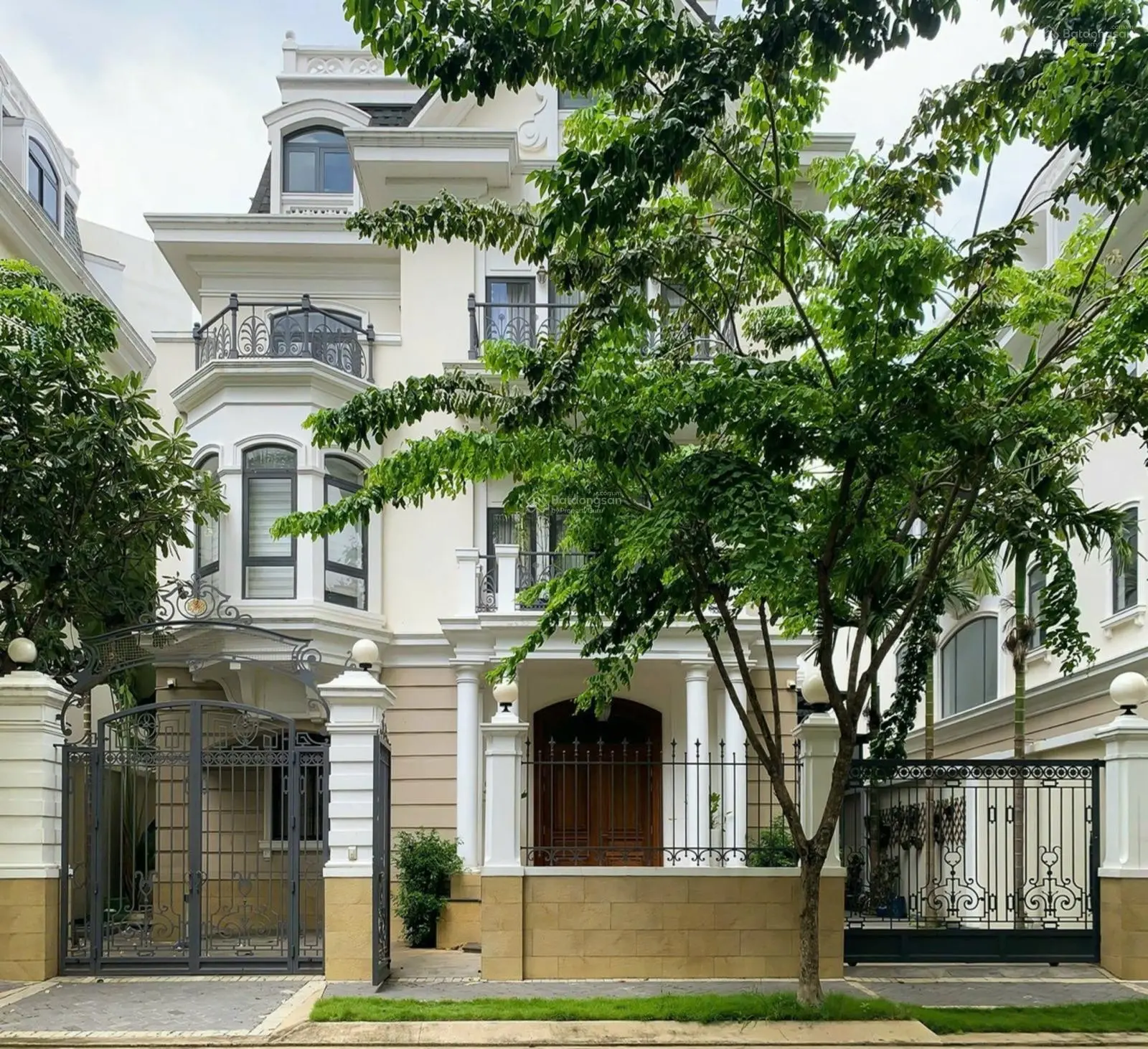 Bán biệt thự đơn lập, ngay trung tâm Quận 2