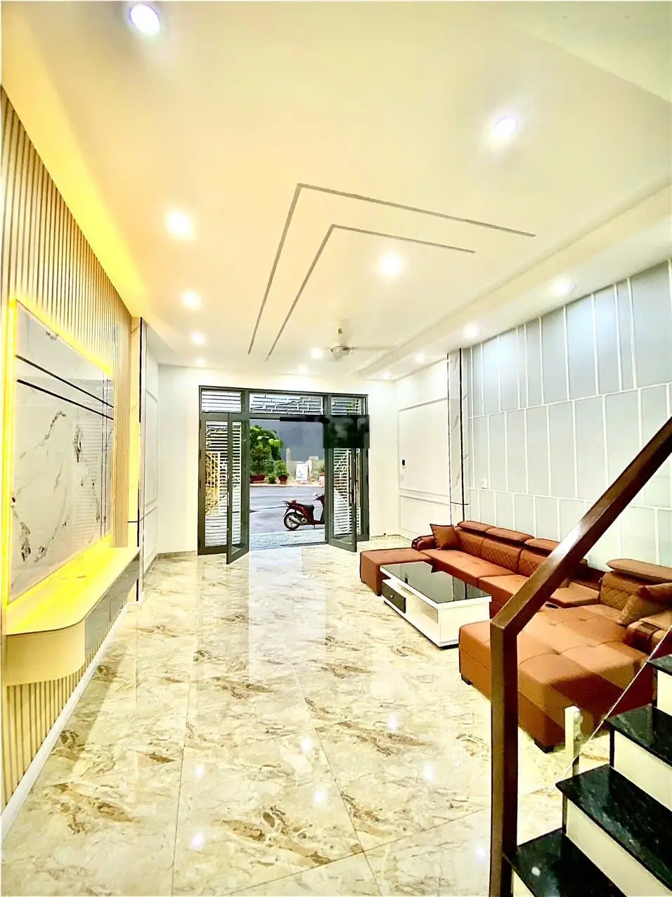 Nhà 1 trệt 2 lầu và 1 sân thượng giá Tốt dành cho bạn. Tặng Cho Bạn 2 Chỉ Vàng 9999 Ở Cho HỒNG PHÁT
