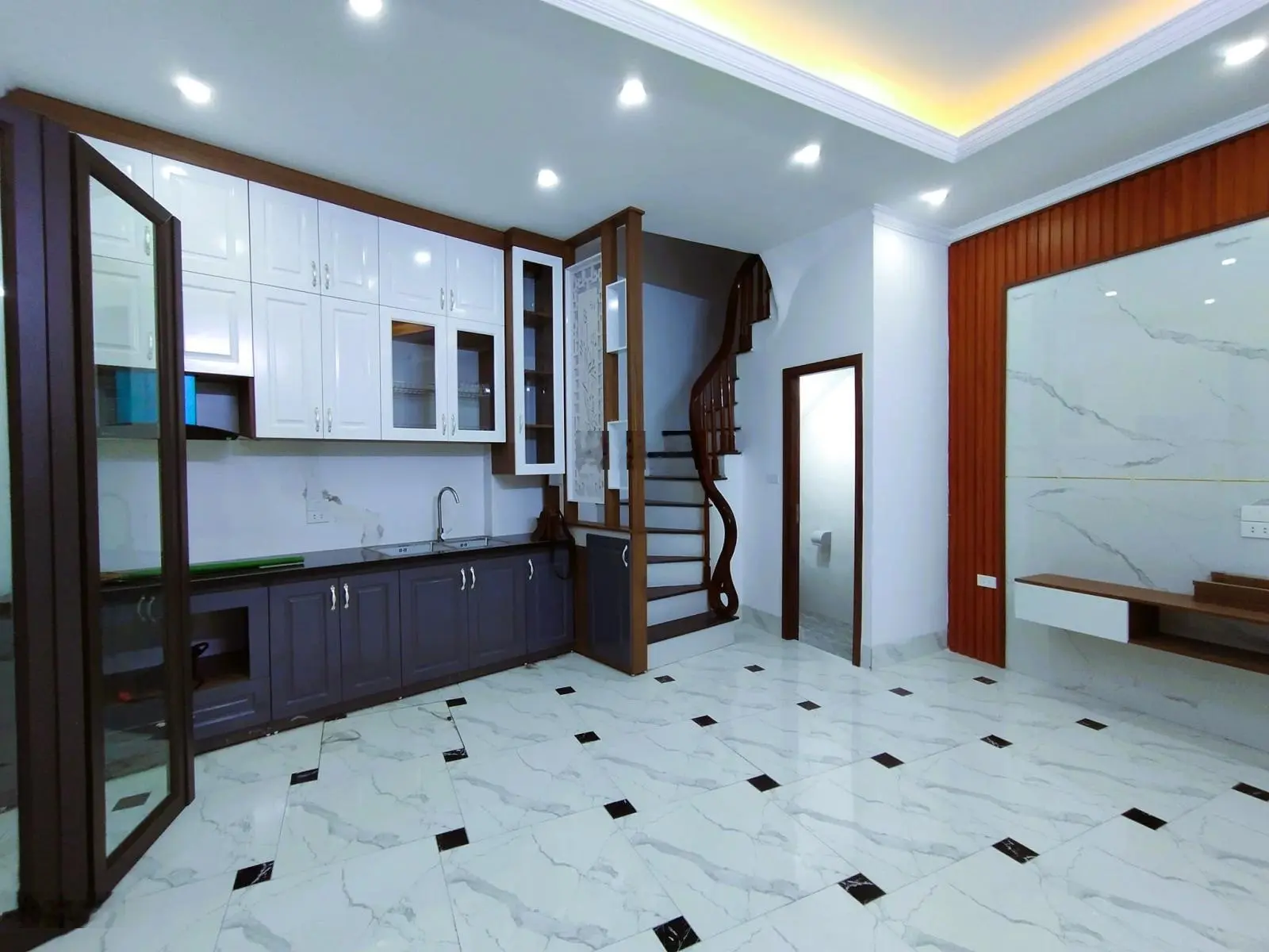 4.95 tỷ-5 tầng mới-20m ra ô tô-khuyến lương-yên sở-tam trinh