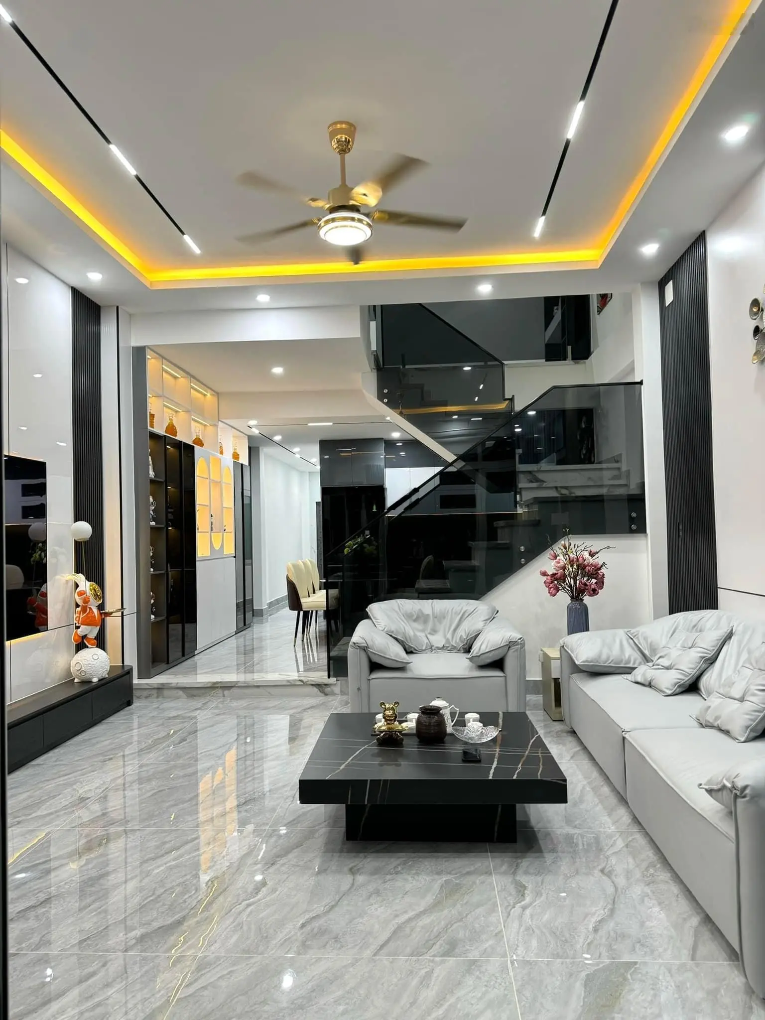 Siêu phẩm nhà 3,5 tầng đúc mặt tiền đường Nguyễn Xí - Sát biển Nguyễn Tất Thành - Liên Chiểu