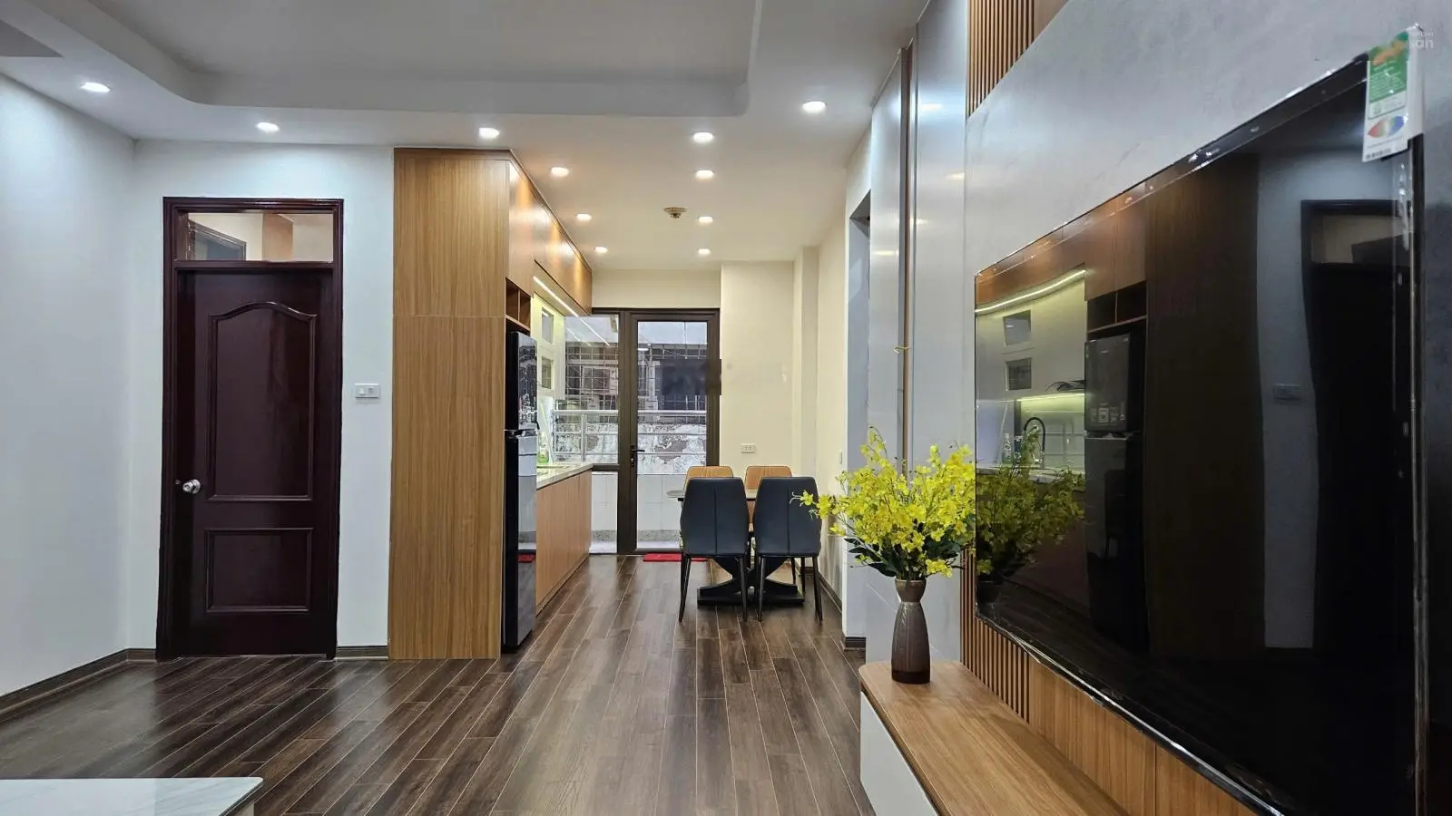 Nhà em muốn bán căn hộ 3PN-2WC, DT 107m2 ở toà 18T1-THNC, bàn giao full nội thất, sổ đỏ
